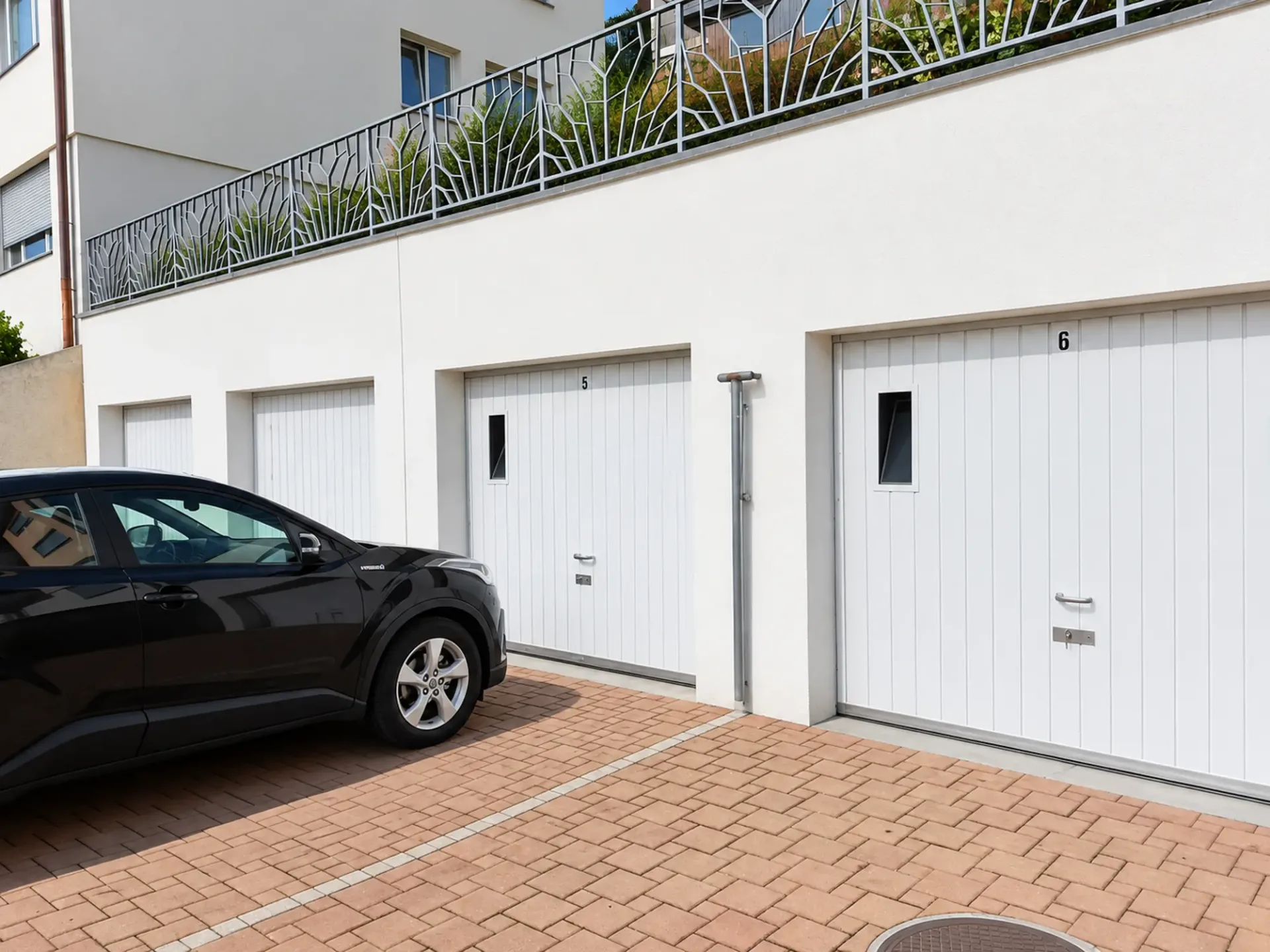 Geräumige Garagebox, passend für 2 Fahrzeuge