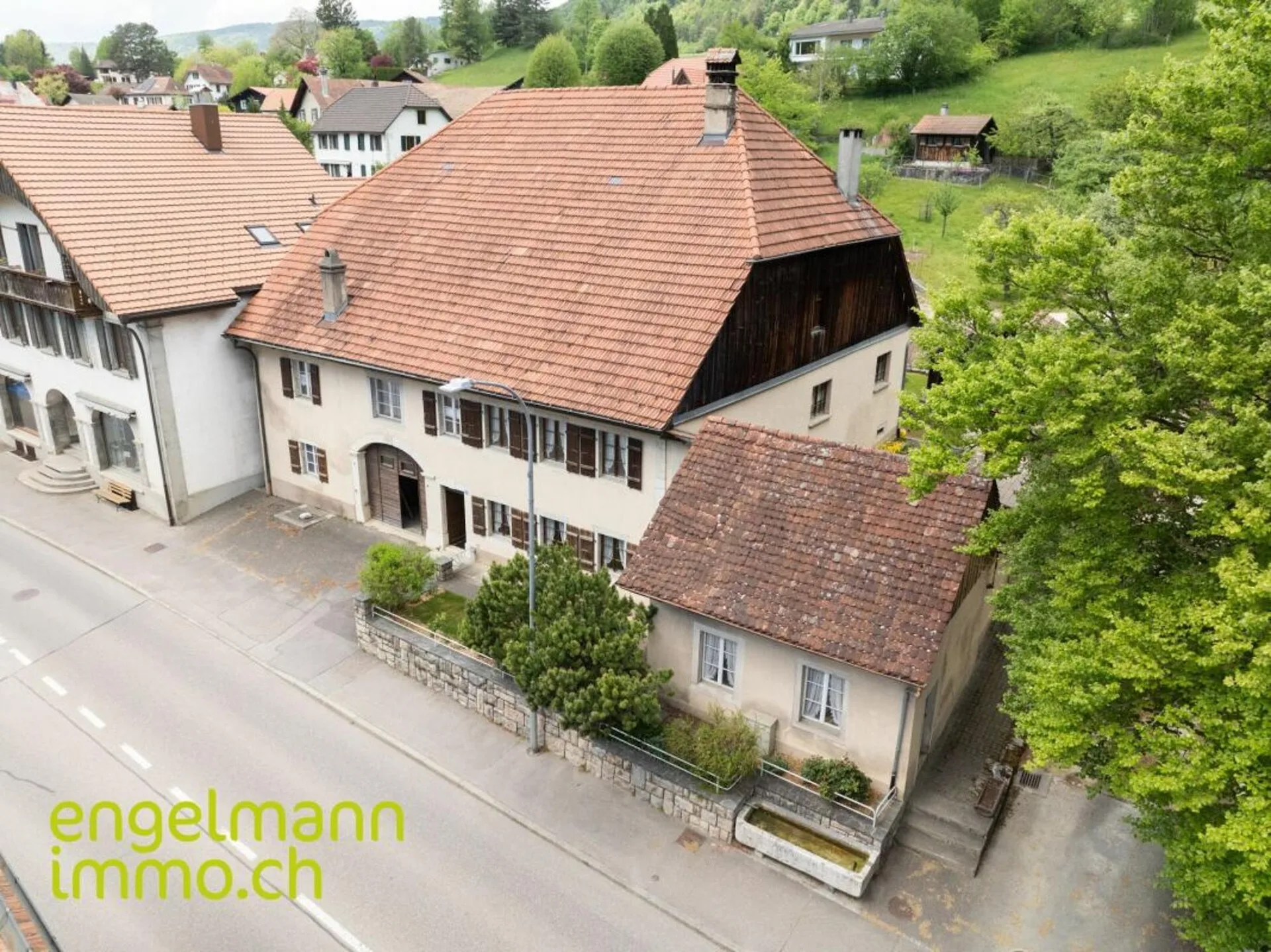 Ancienne ferme de 2 appartements avec grand terrain constructible / Ehemaliges Bauernhaus mit 2 Wohnungen und Bauparzelle
