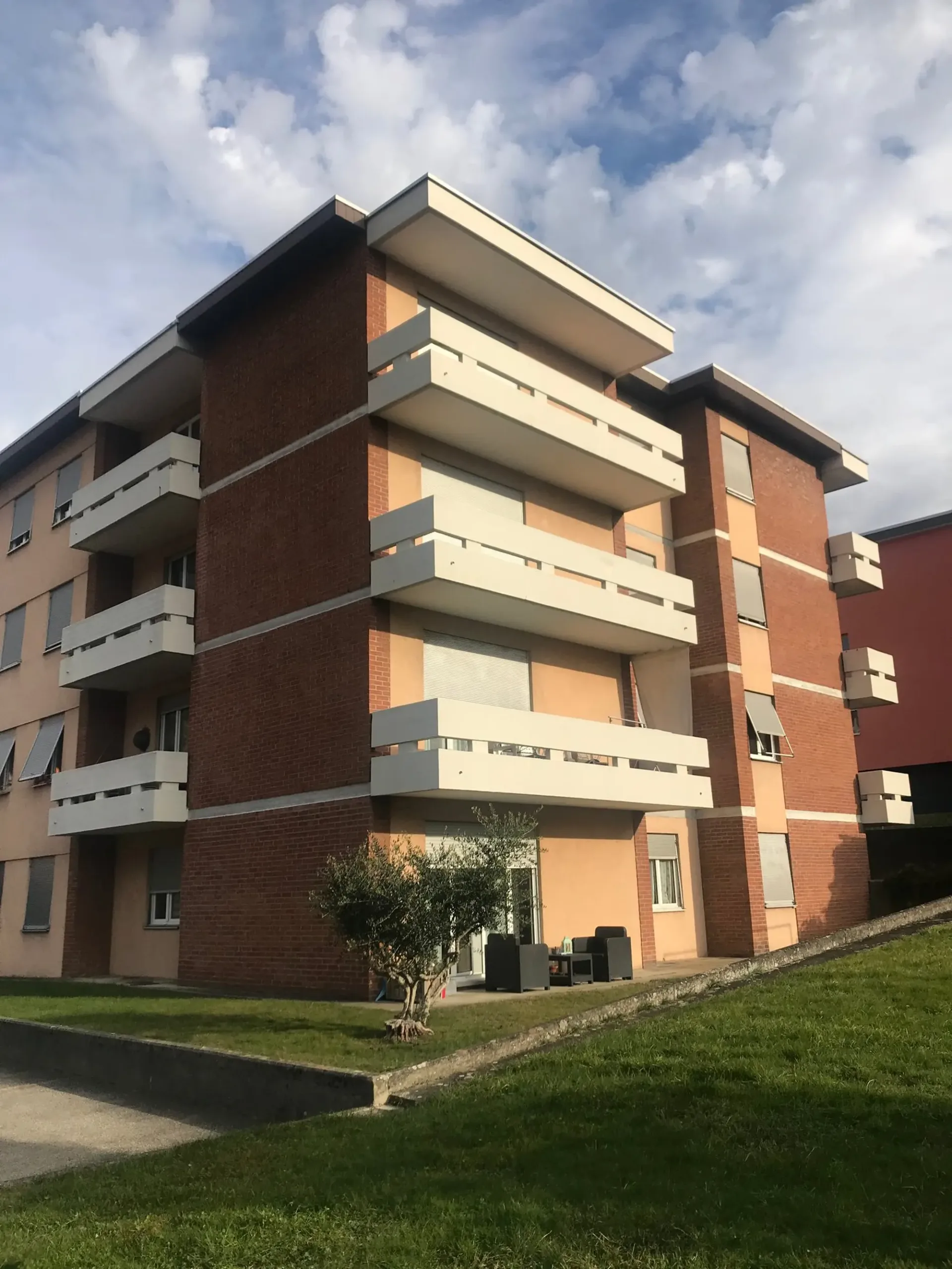 Zu vermieten in Arbedo geräumiges Einzimmerapartment im Erdgeschoss
