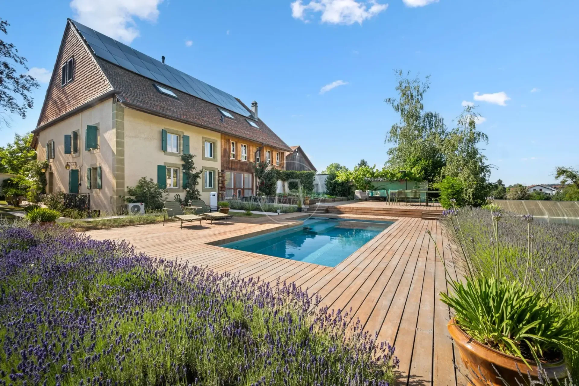 Prächtiges Gebäude mit Charme und Pool in der Nähe von Lausanne