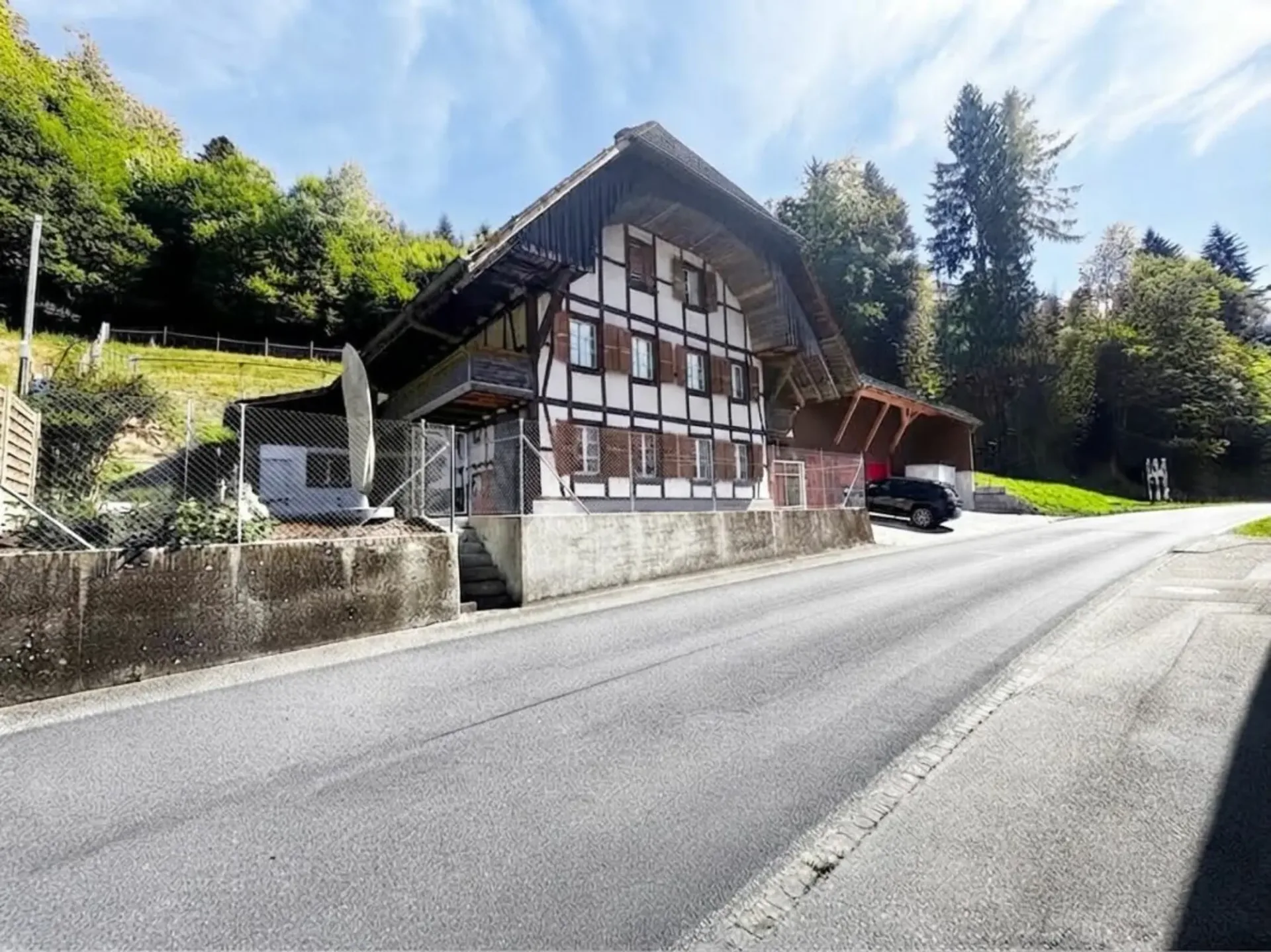 Spacious house with high-quality new building extension and plenty of space for animal husbandry