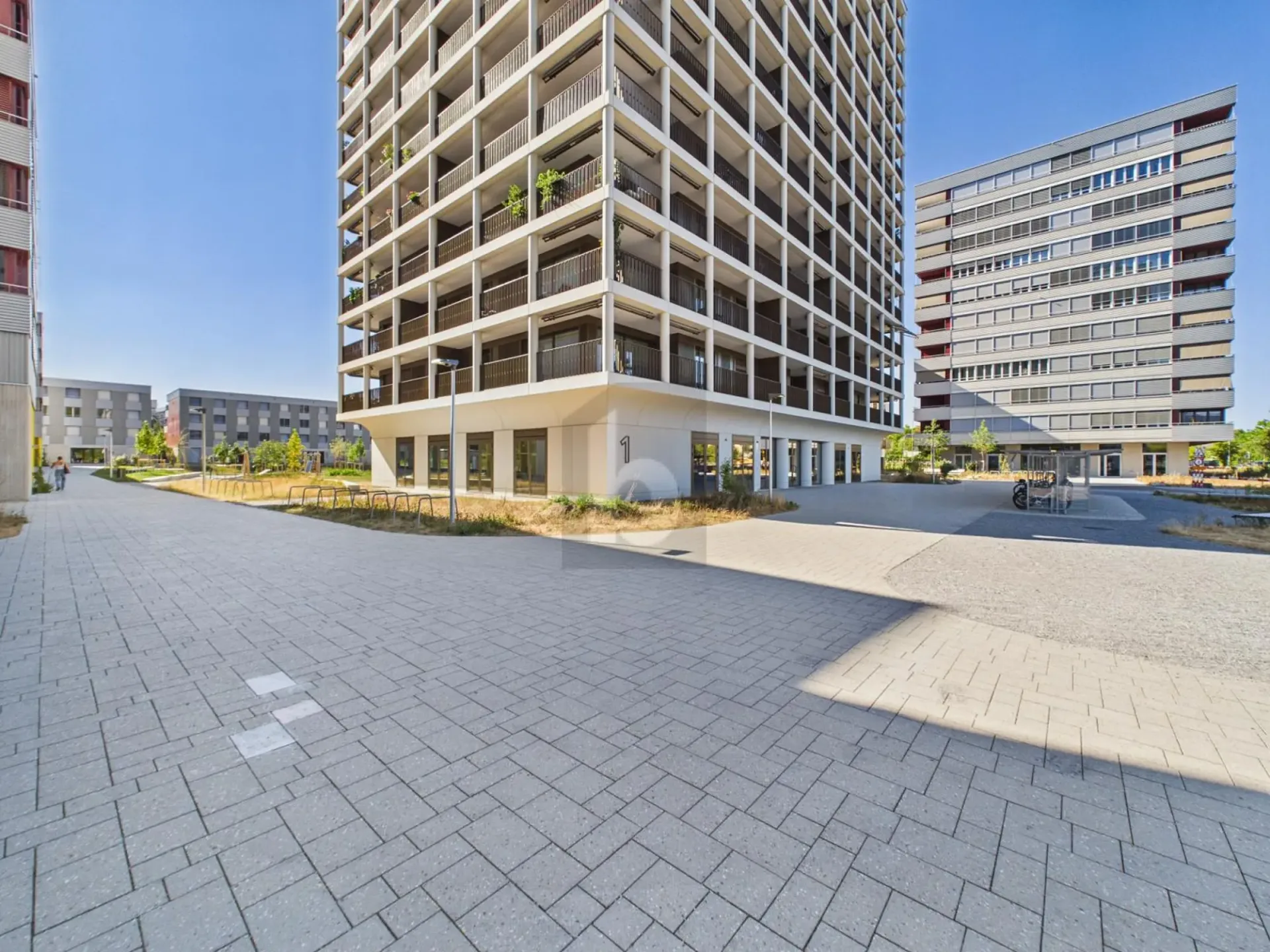 NEUBAU-FLÄCHE MIT KÜCHE UND PARKPLATZ