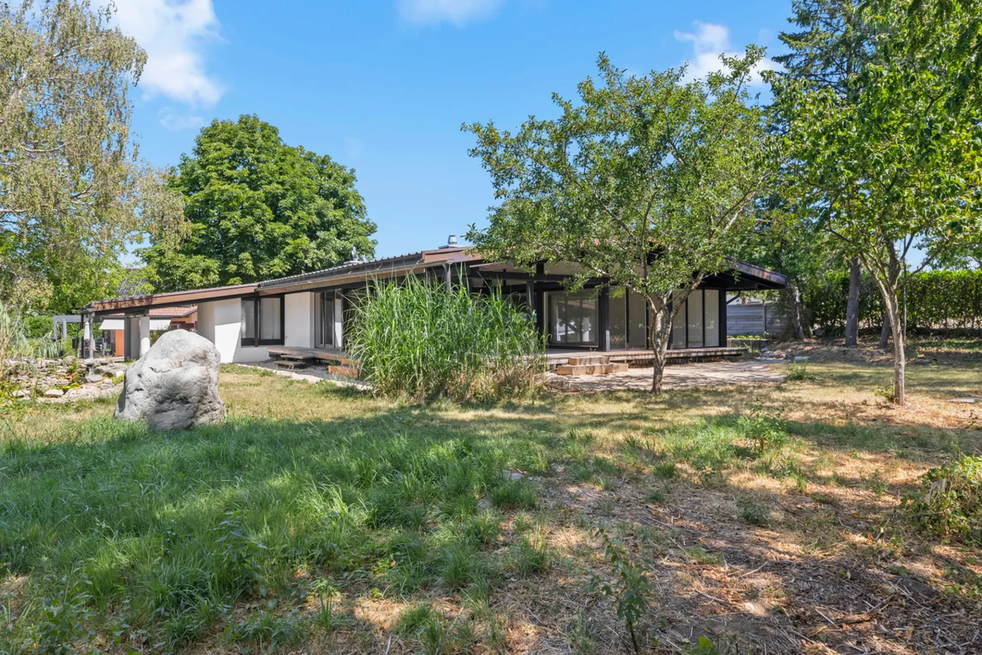 Prächtige Architekten-Villa mit Glasfassade im Herzen einer grünen Oase