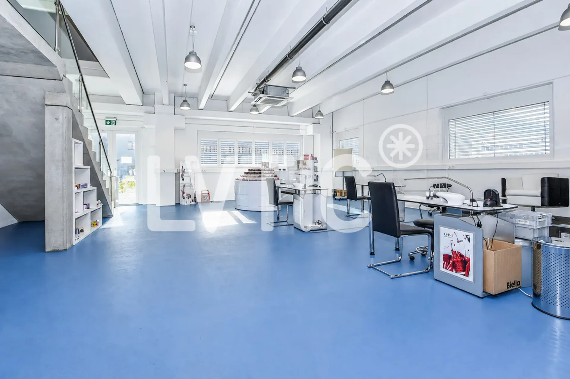 Büros, Labor, Showroom von 620 m2 teilbar zu vermieten in Sierre