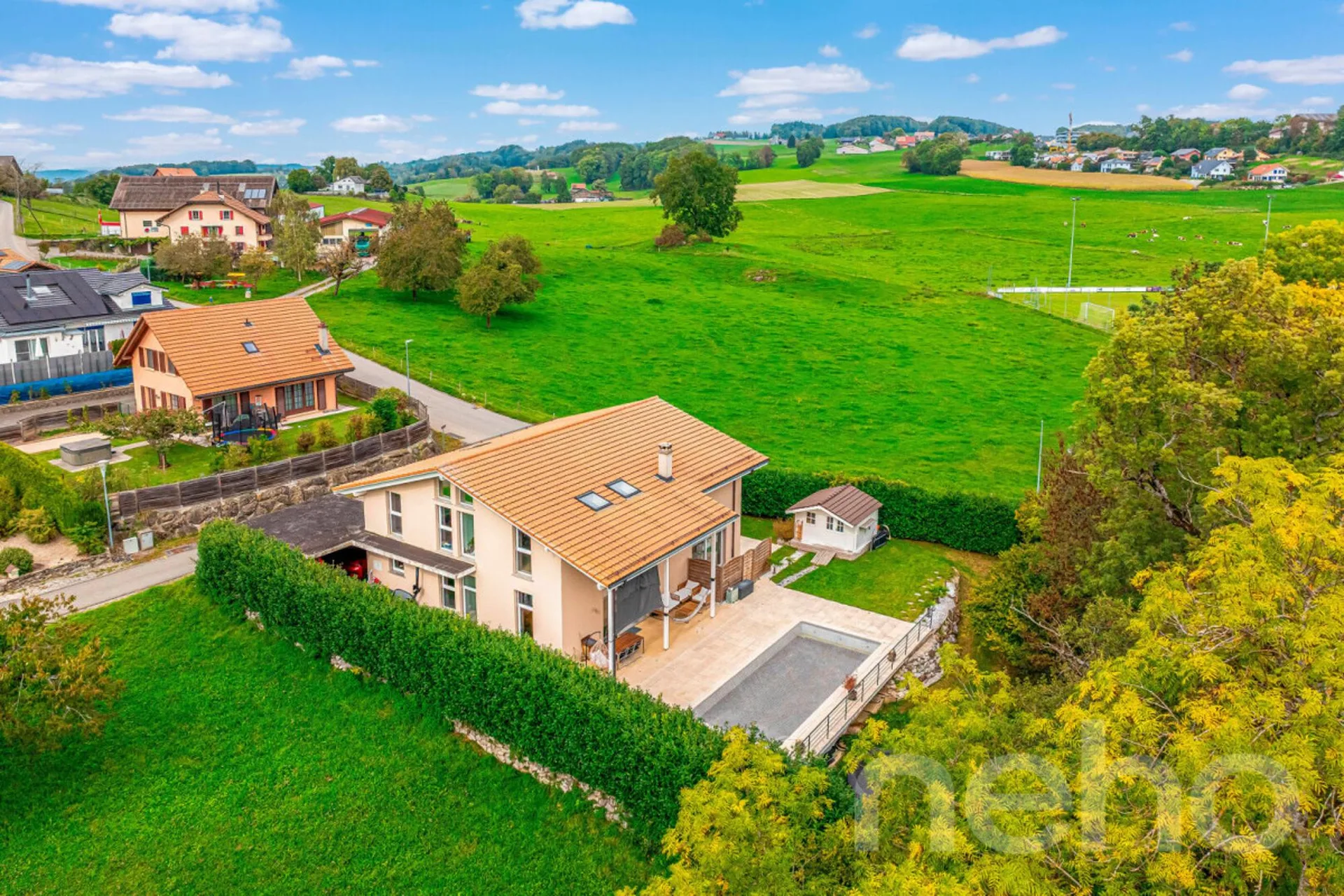 Exklusiv: Große Villa mit 3 Wohnungen und Swimmingpool