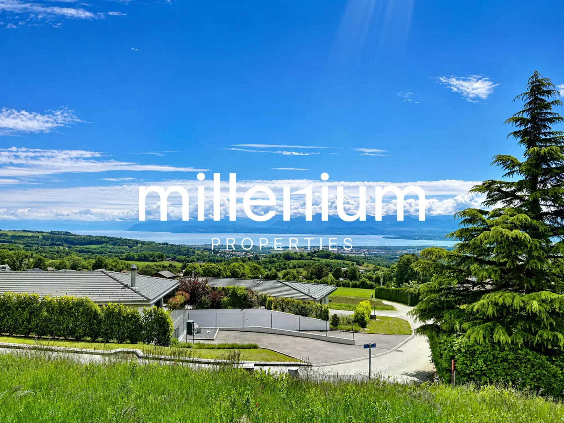 Luxurious villa with a panoramic view of the mountains and lake