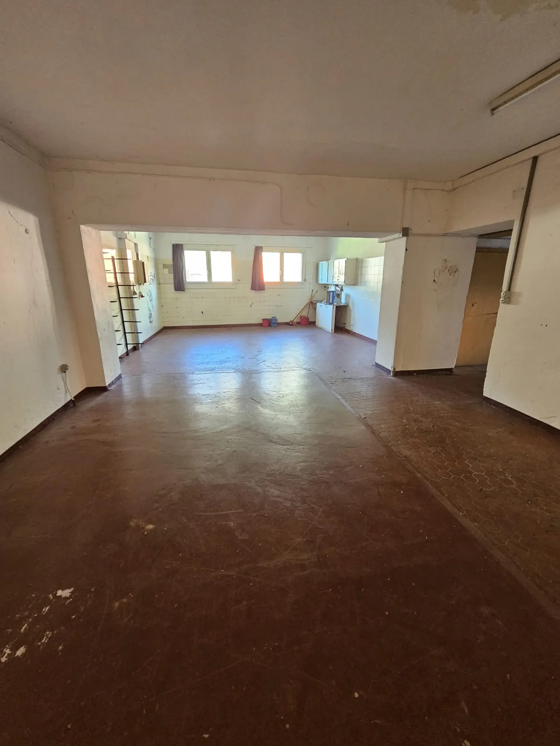 Lager von 70 m² im Erdgeschoss in strategischer Lage – Taverne