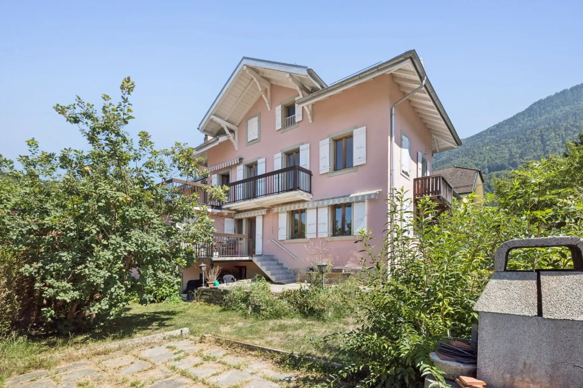 Haus mit 3 Apartments, großzügigen Räumen und atemberaubendem Blick