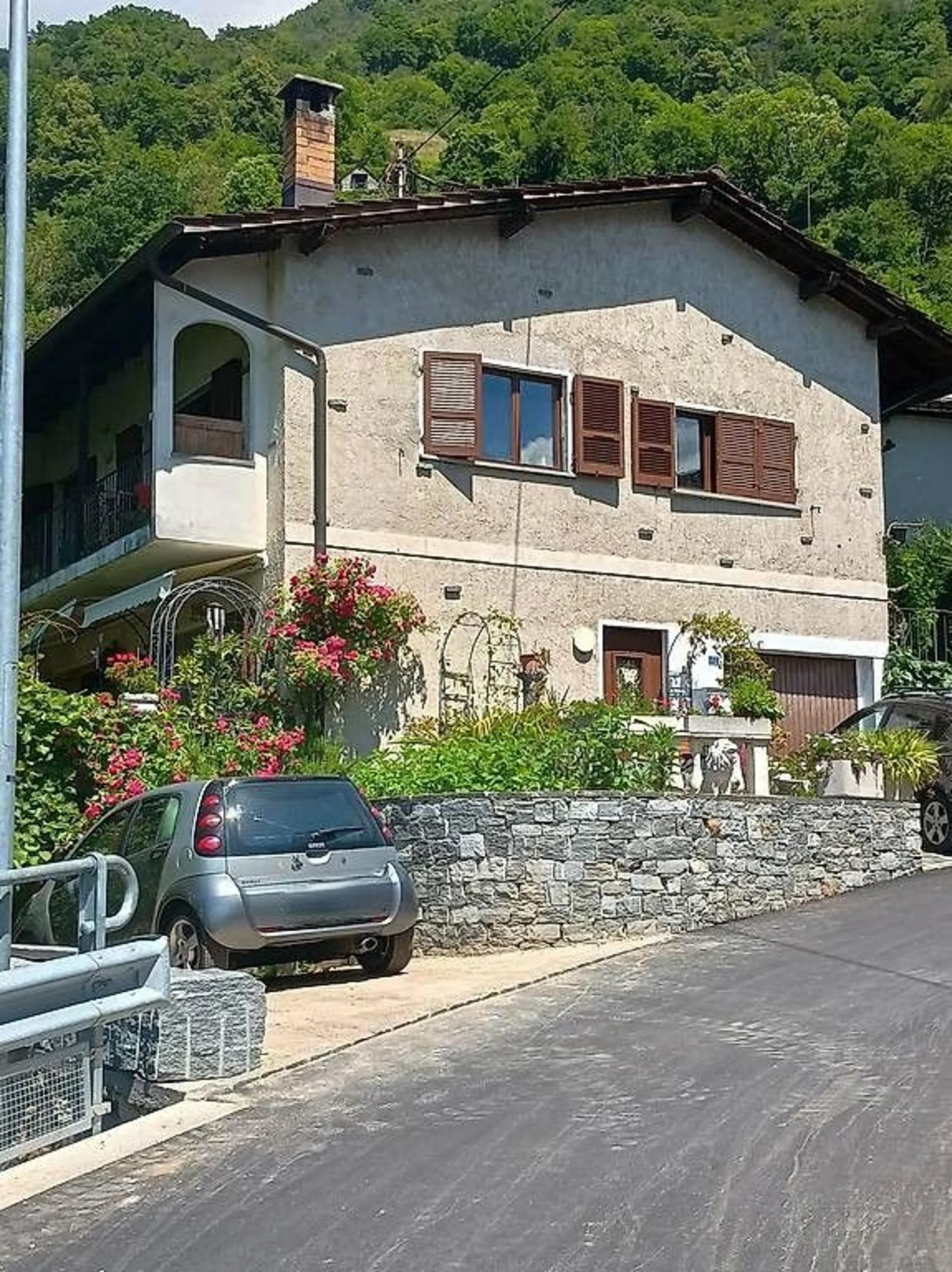 Zweifamilienhaus mit Panoramablick in Wohngebiet von Cugnasco