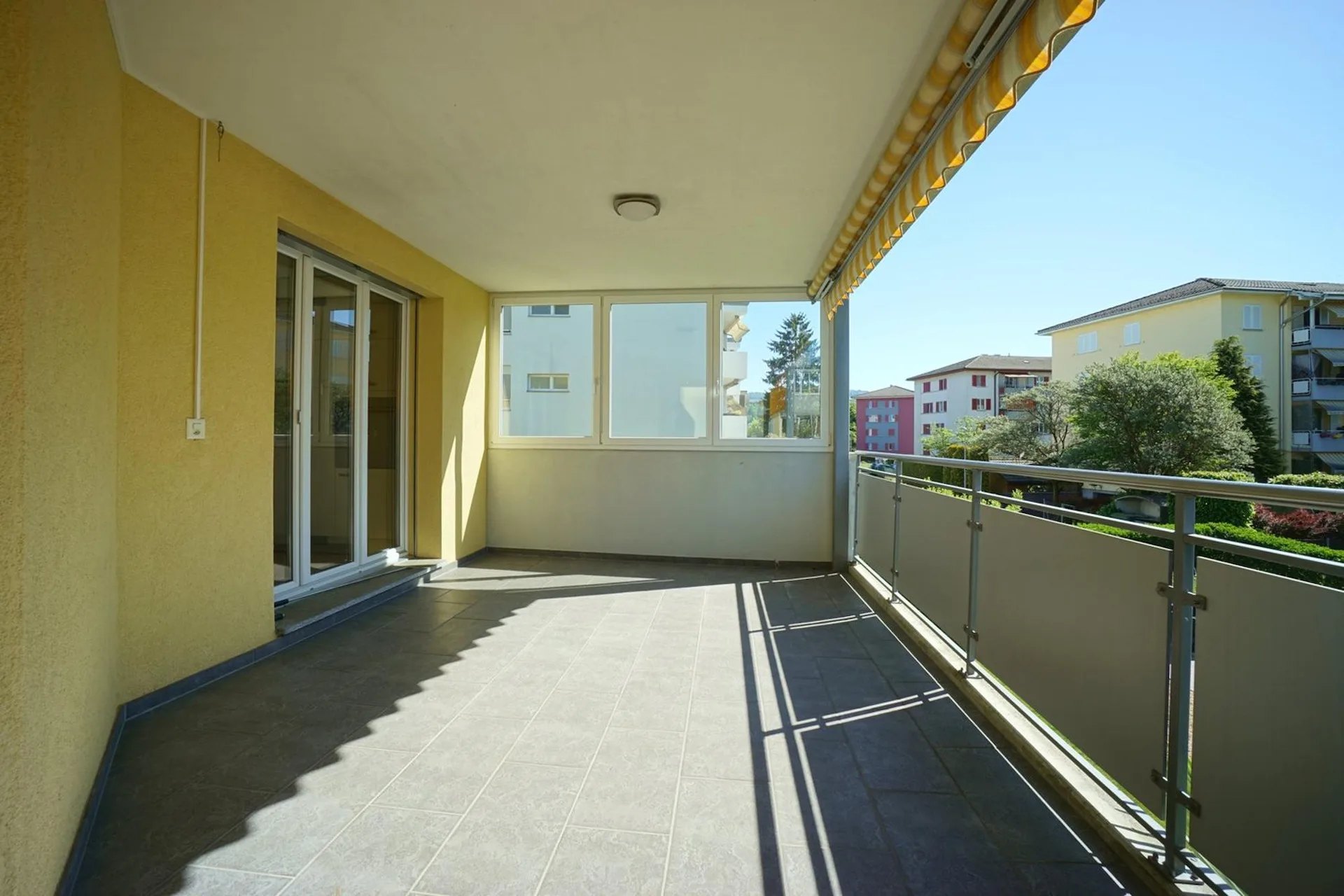 Schöne 5.5-Zimmerwohnung im 1. OG mit Balkon, Kellerabteil und zwei Parkplätzen