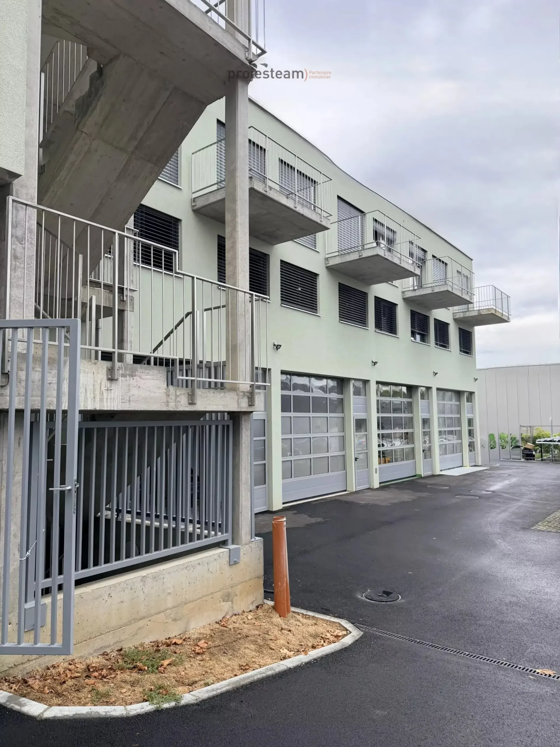 Büro mit Aufzug in Echandens