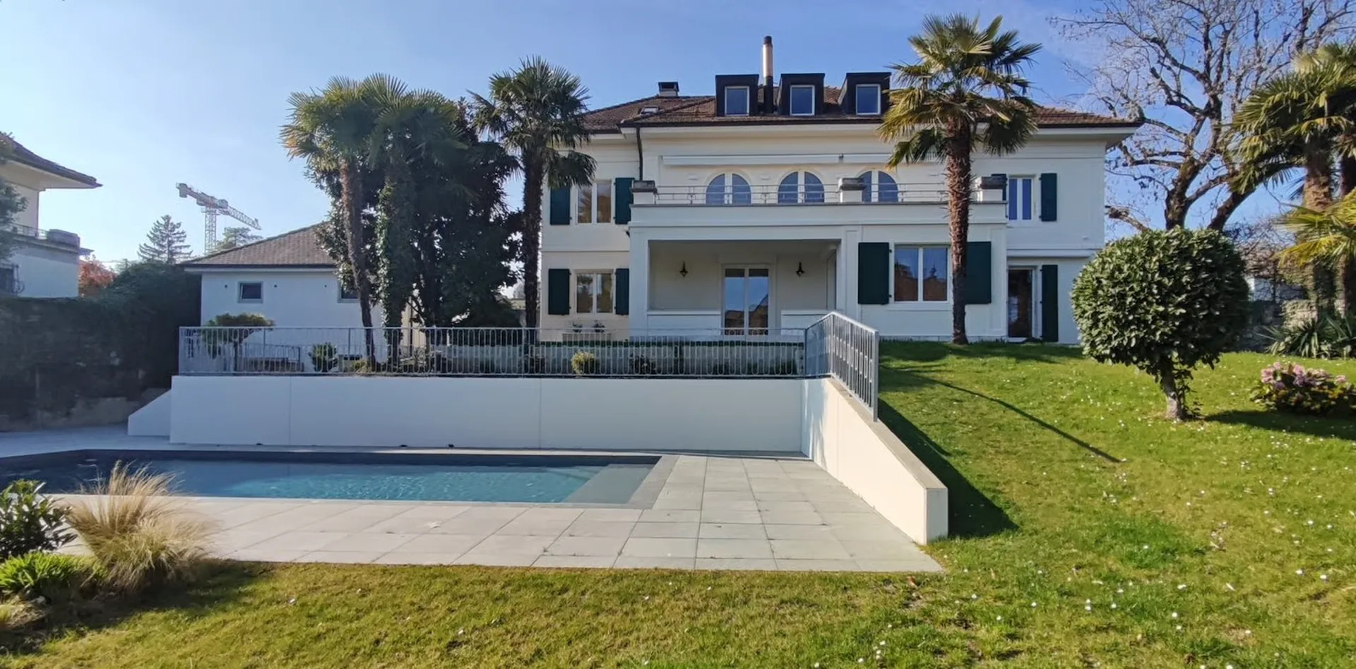 Majestätische 9-Zimmer-Villa mit privatem Zugang zum See