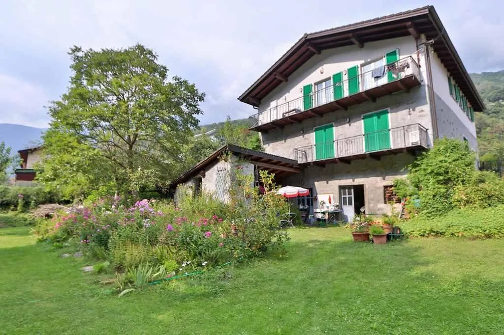 4 1/2-Zi-Dachwohnung  in 2 Familienhaus  grosser Garten / appartame...