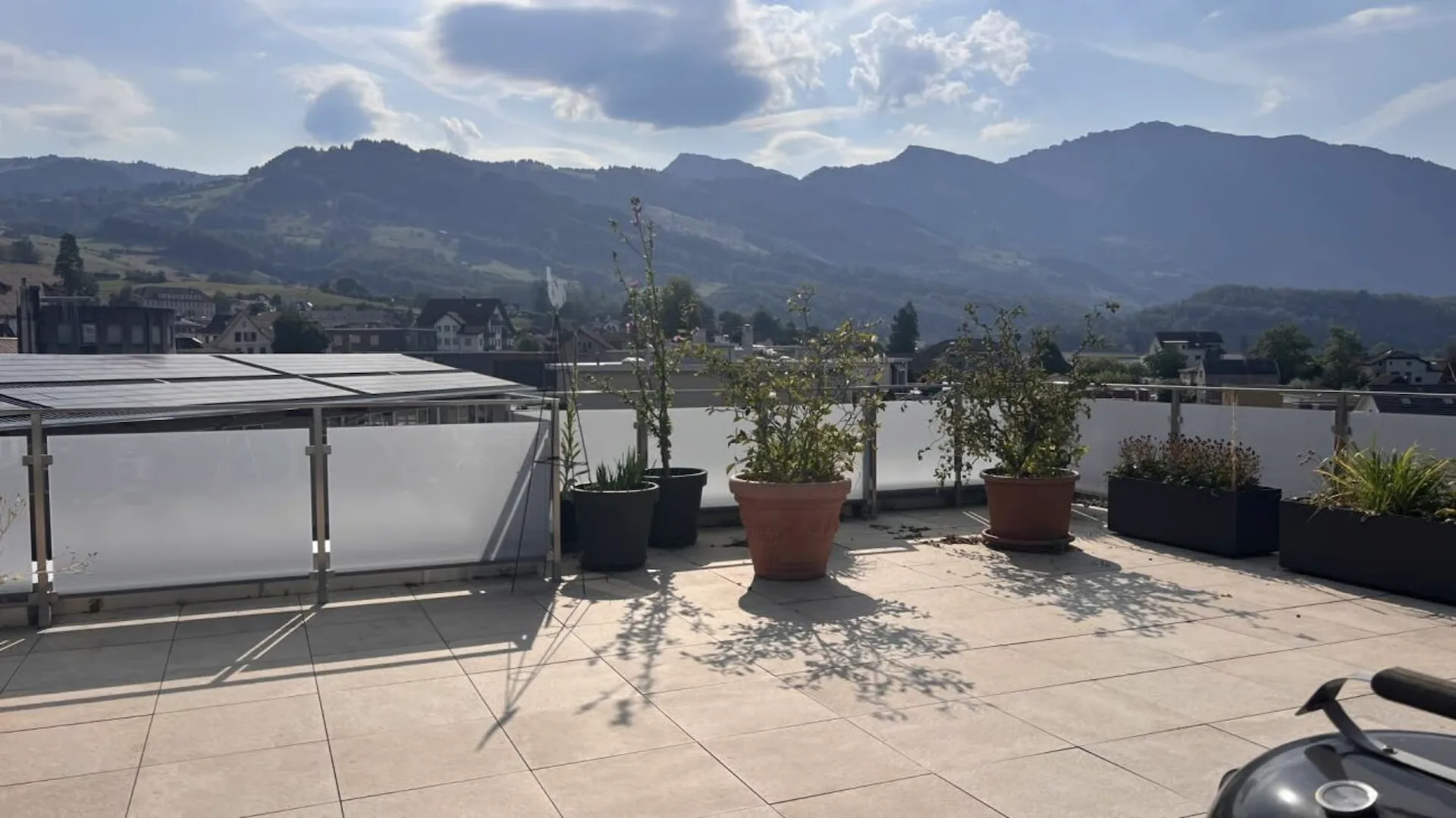 Grosszügige 5.5-ZW mit riesiger Terrasse wartet auf Sie!