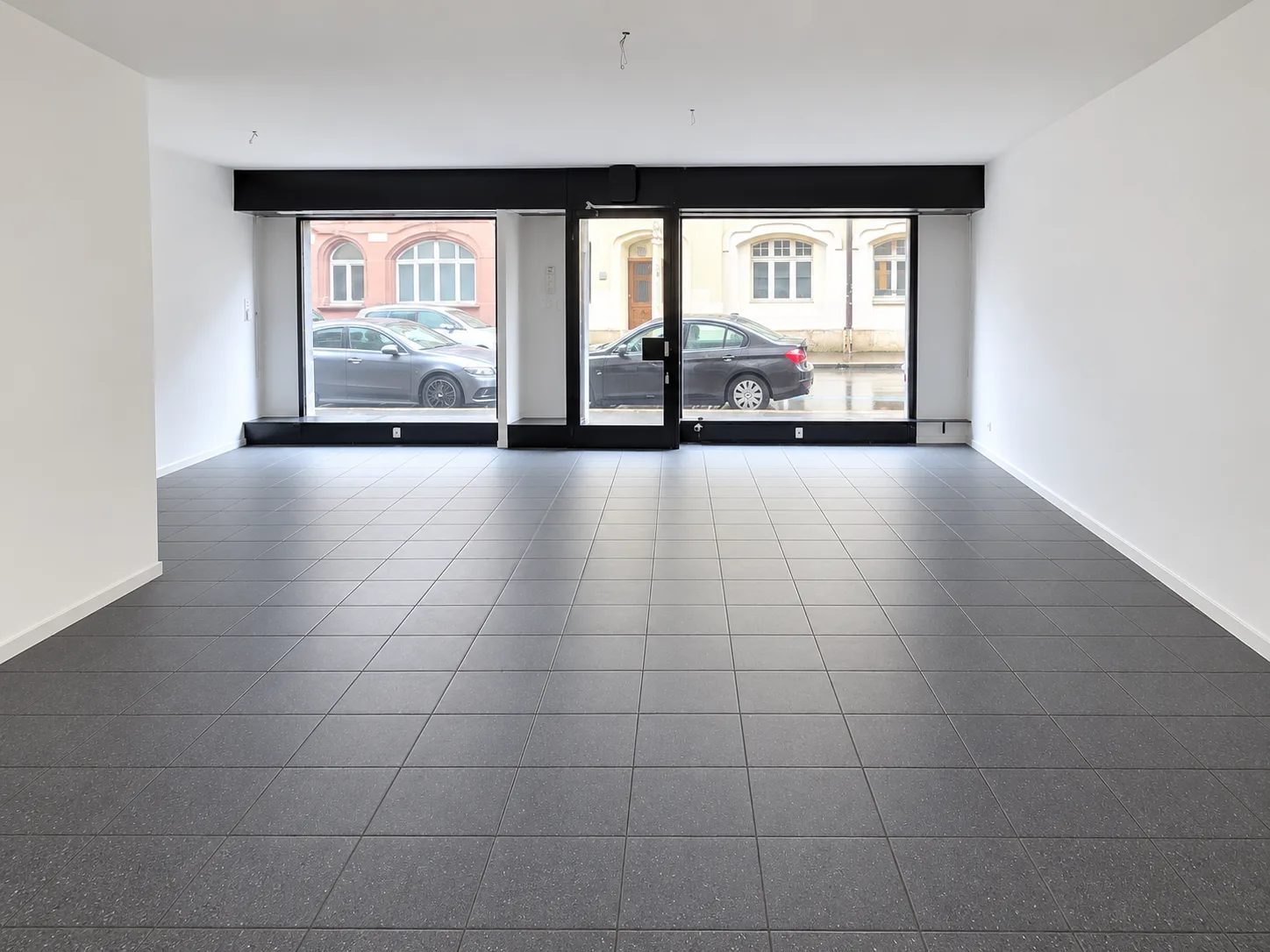 Einmalige Gelegenheit: Gewerberaum mit direktem Zugang zur 2-Zimmer-Wohnung