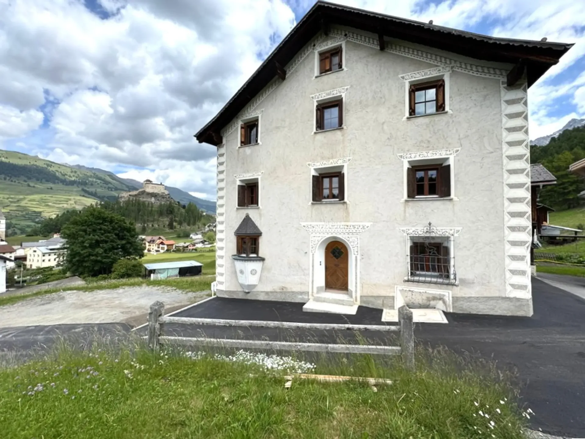 Schlossblick inklusive: Historisches Juwel in Tarasps bester Lage
