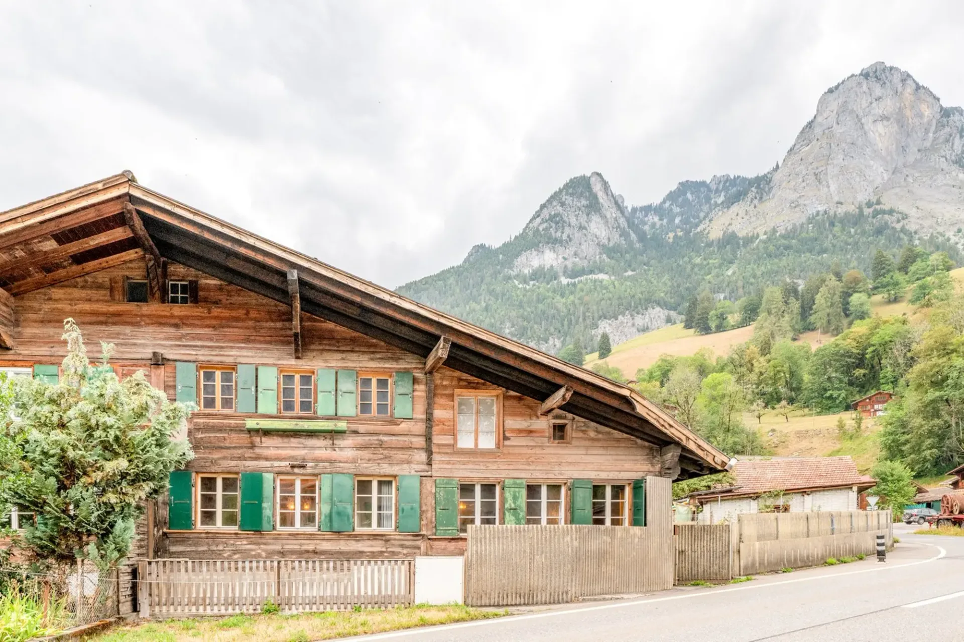 Gemütliche Haushälfte mit Garten und Potential