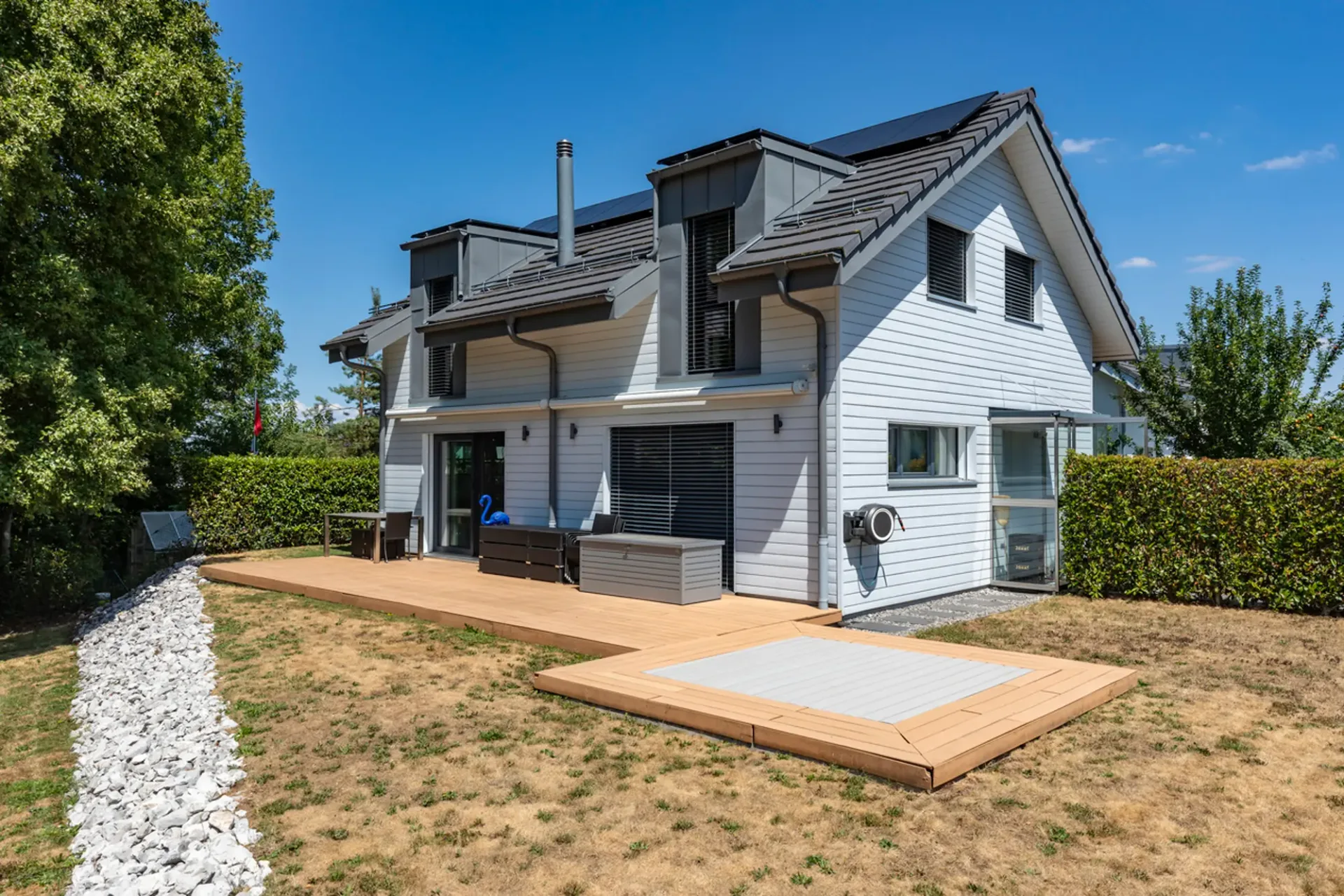 Moderne 4.5-Zimmer-Villa mit Blick auf die umliegende Landschaft