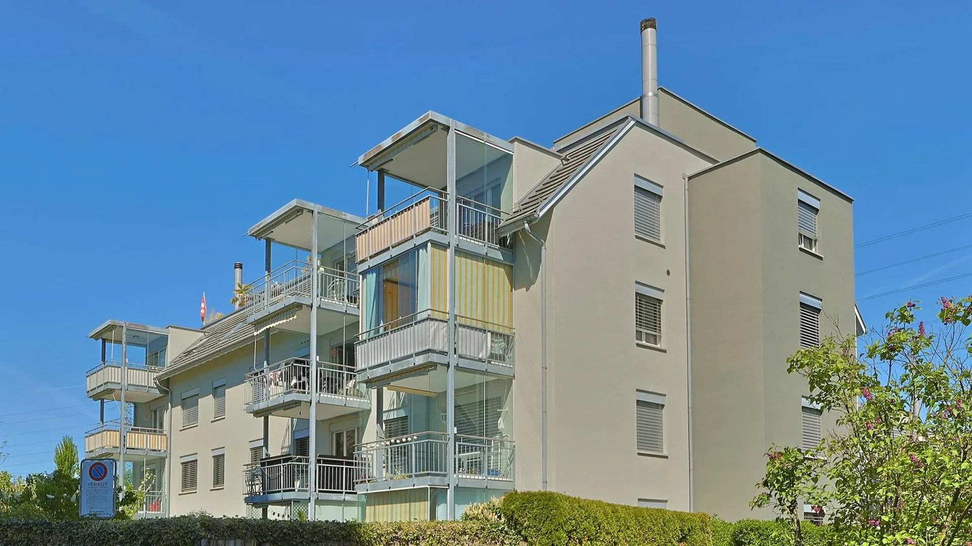 Rêve de maison avec balcon et équipement de confort – central et calme à la fois