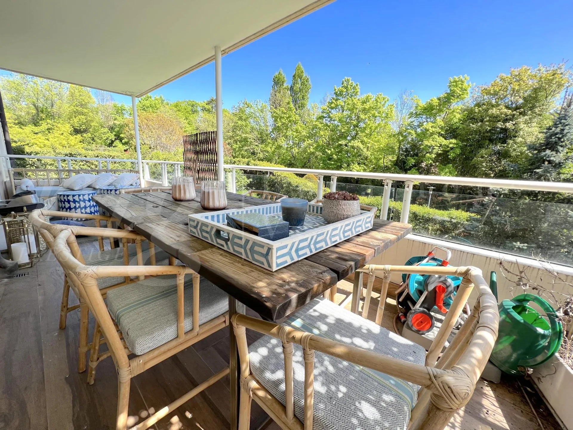 SUPERBE APPARTEMENT DE 7 PIECES DE 250 m2 AVEC LARGE TERRASSE -+ 3 BALCONS ET VUE DEGAGEE