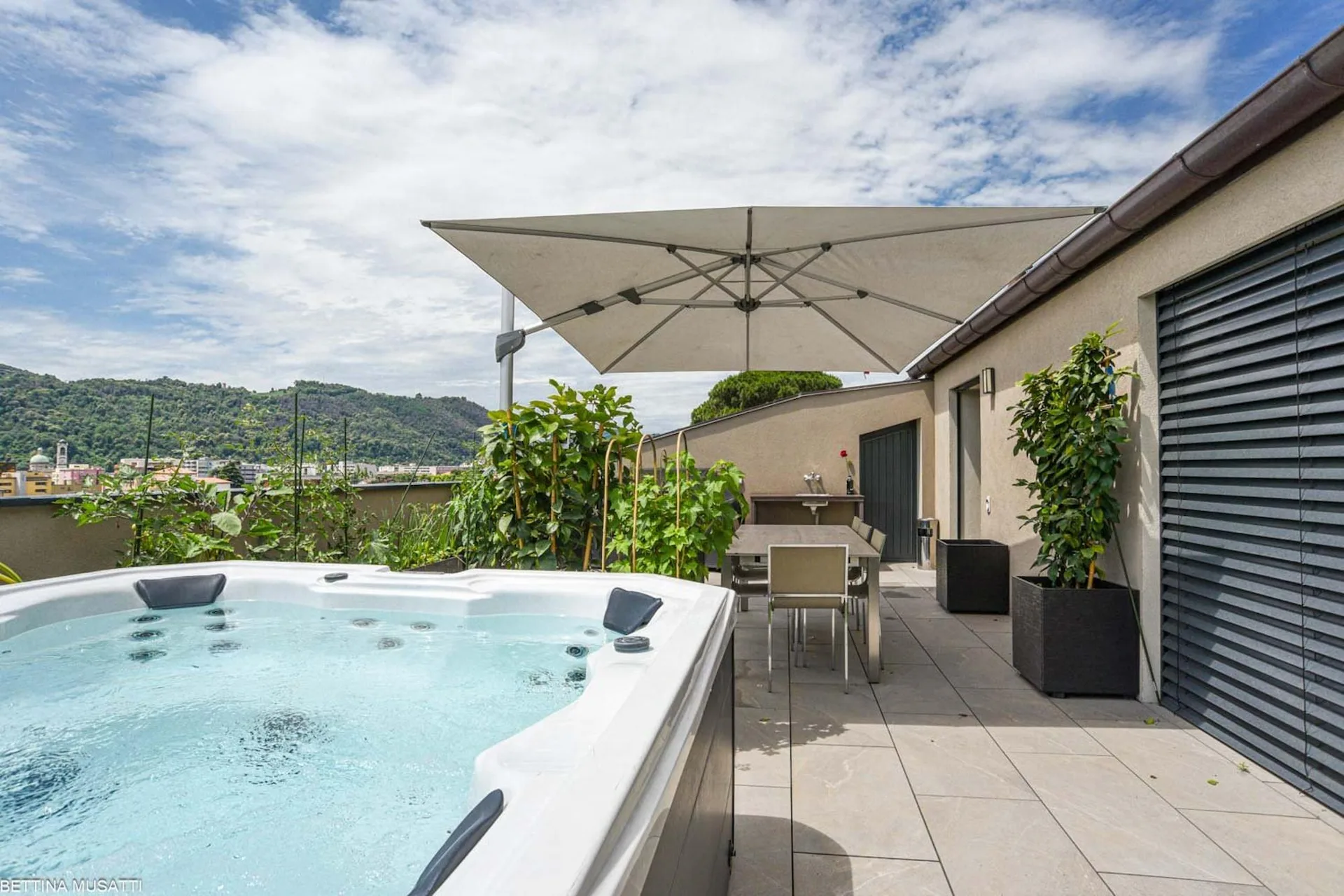 VACALLO – EXKLUSIVES DACHGESCHOSS MIT PANORAMATERRASSEN UND JACUZZI IN PRESTIGEÖSER LAGE