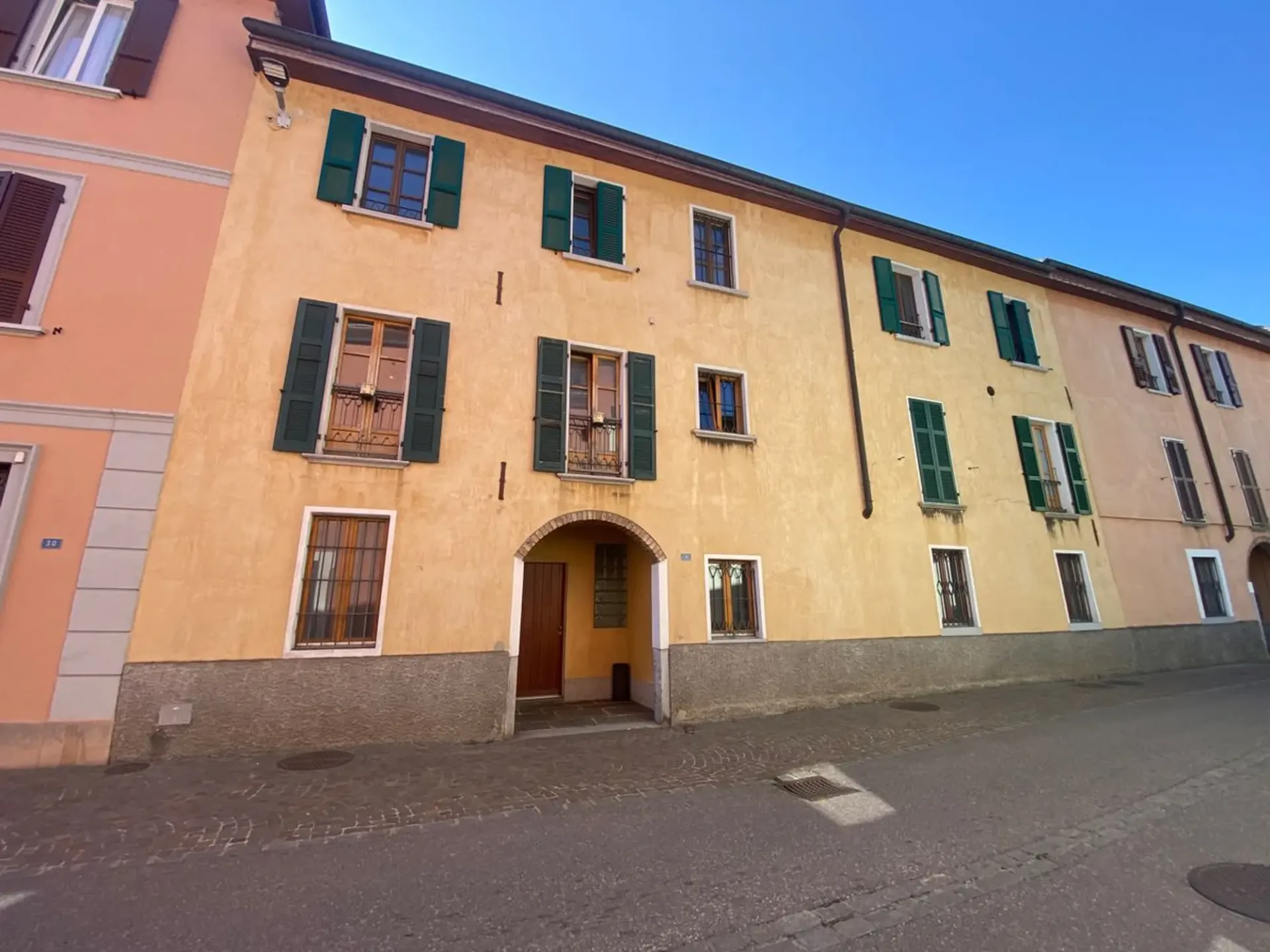 Stabio - 2.5-Zimmer-Wohnung mit Marmorkamin aus Arzo