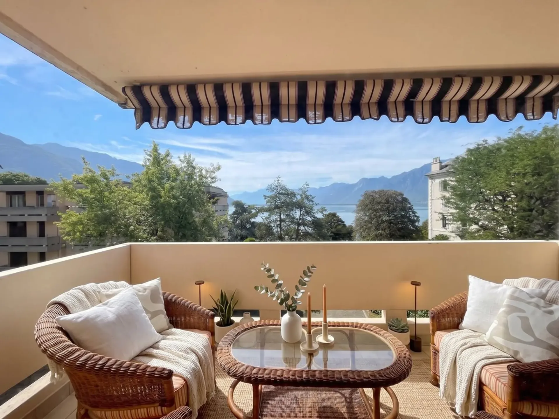 Apartment with 1.5 rooms and very good location as well as beautiful view of the lake and the mountains