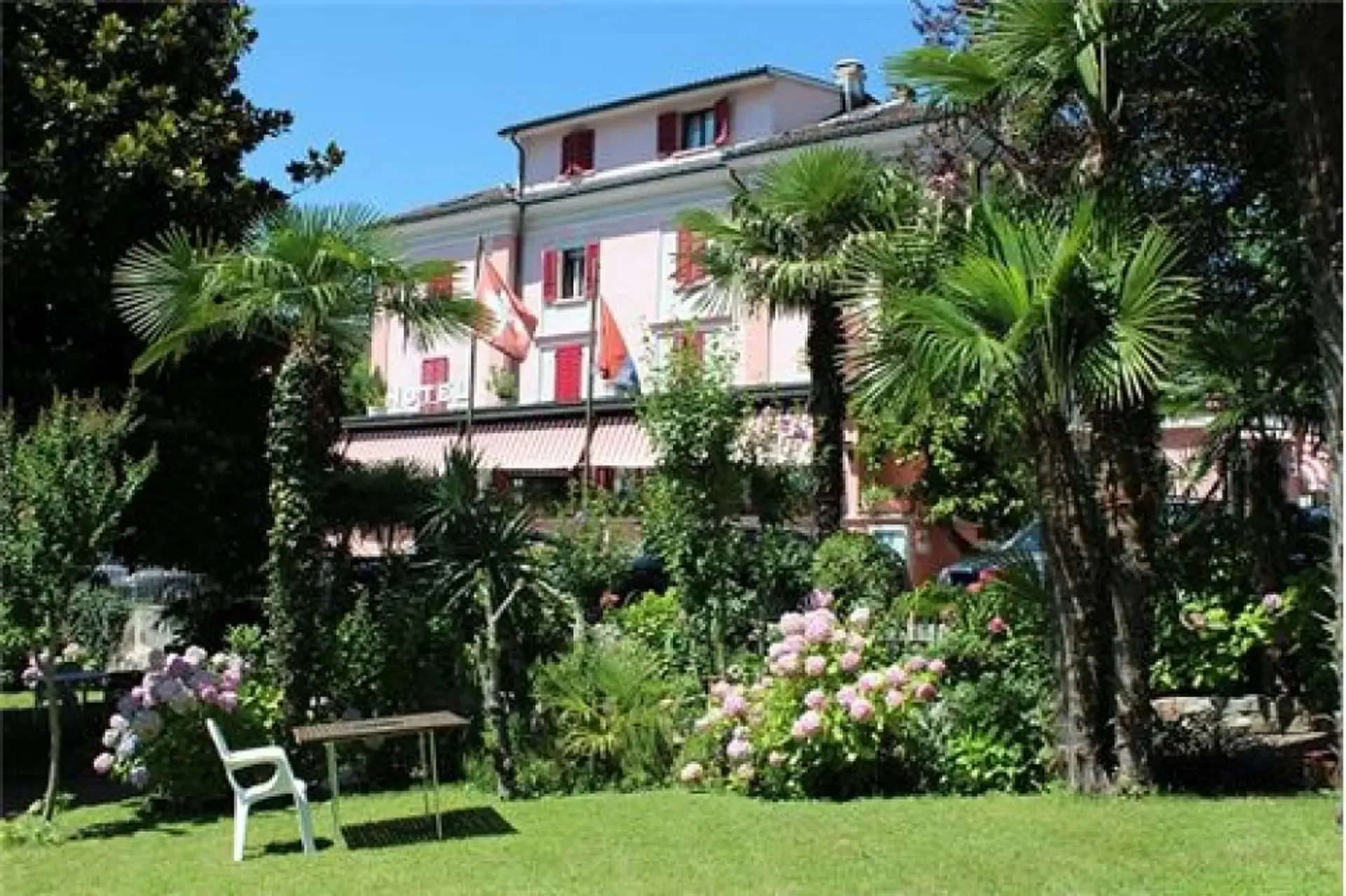 Albergo con magnifico parco e vista lago
