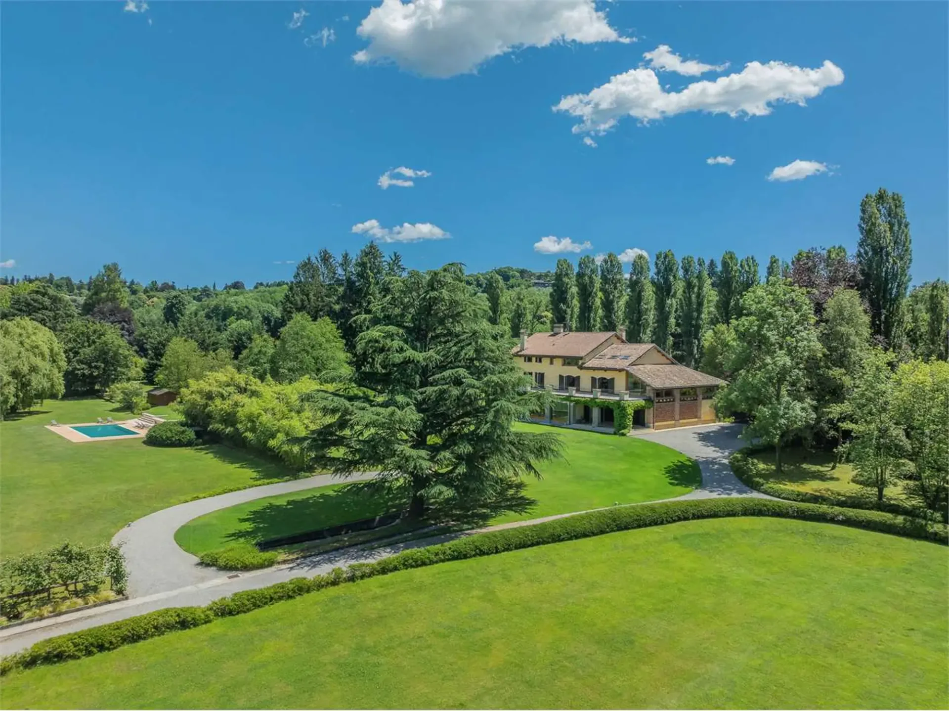 Schöne historische Villa mit Blick auf den Sacro Monte di Varese und die umliegende Landschaft