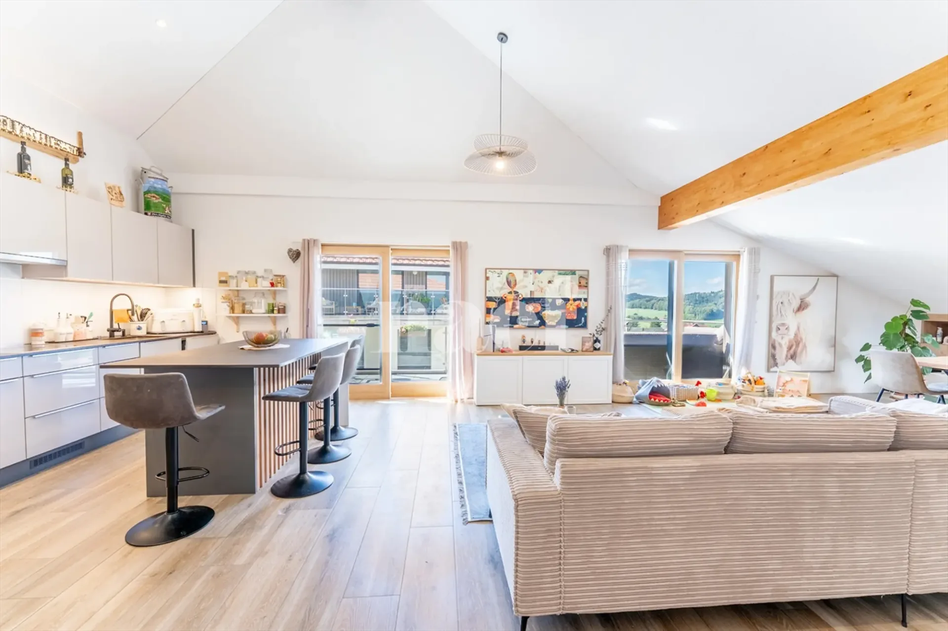 Geräumige 4.5-Zimmer-Dachwohnung mit Balkon in Prez-vers-Siviriez zum Verkauf