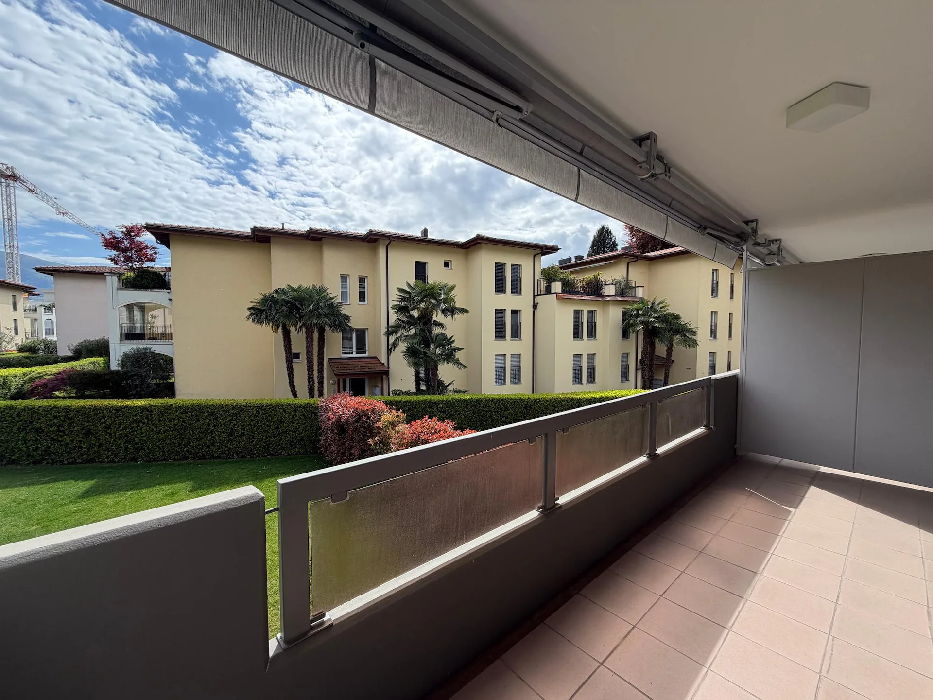 Sonnige Attikawohnung in mediterraner Parkanlage mit grossem Pool (1)