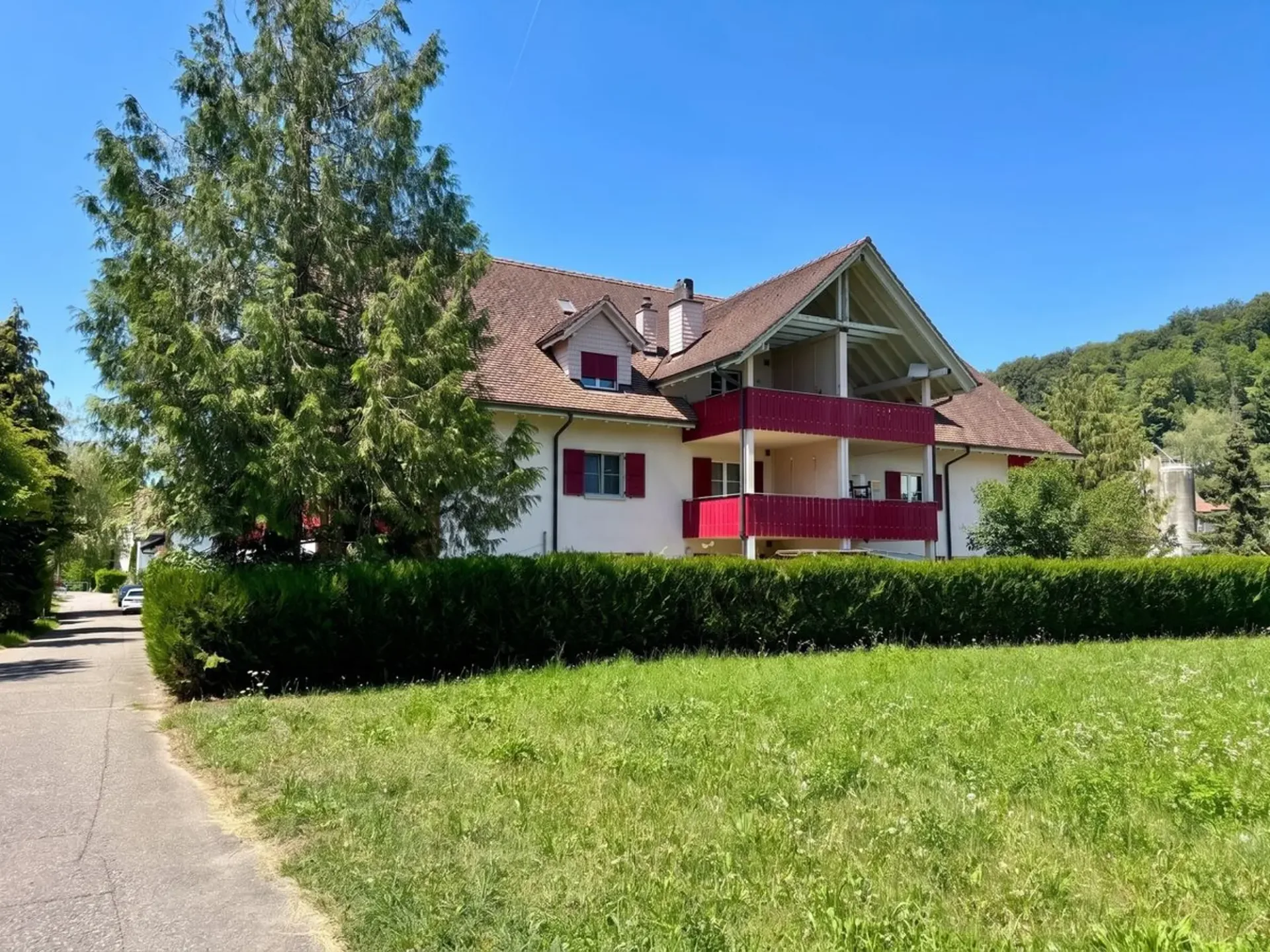 Am Bach mit grossem Gartenanteil