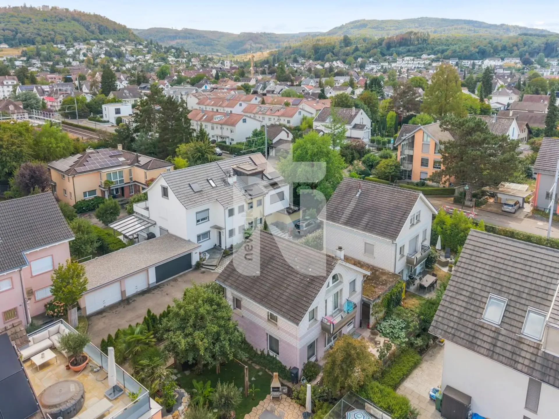Lichtdurchflutetes Einfamilienhaus mit Gartensitzplatz an zentraler Lage in Muttenz