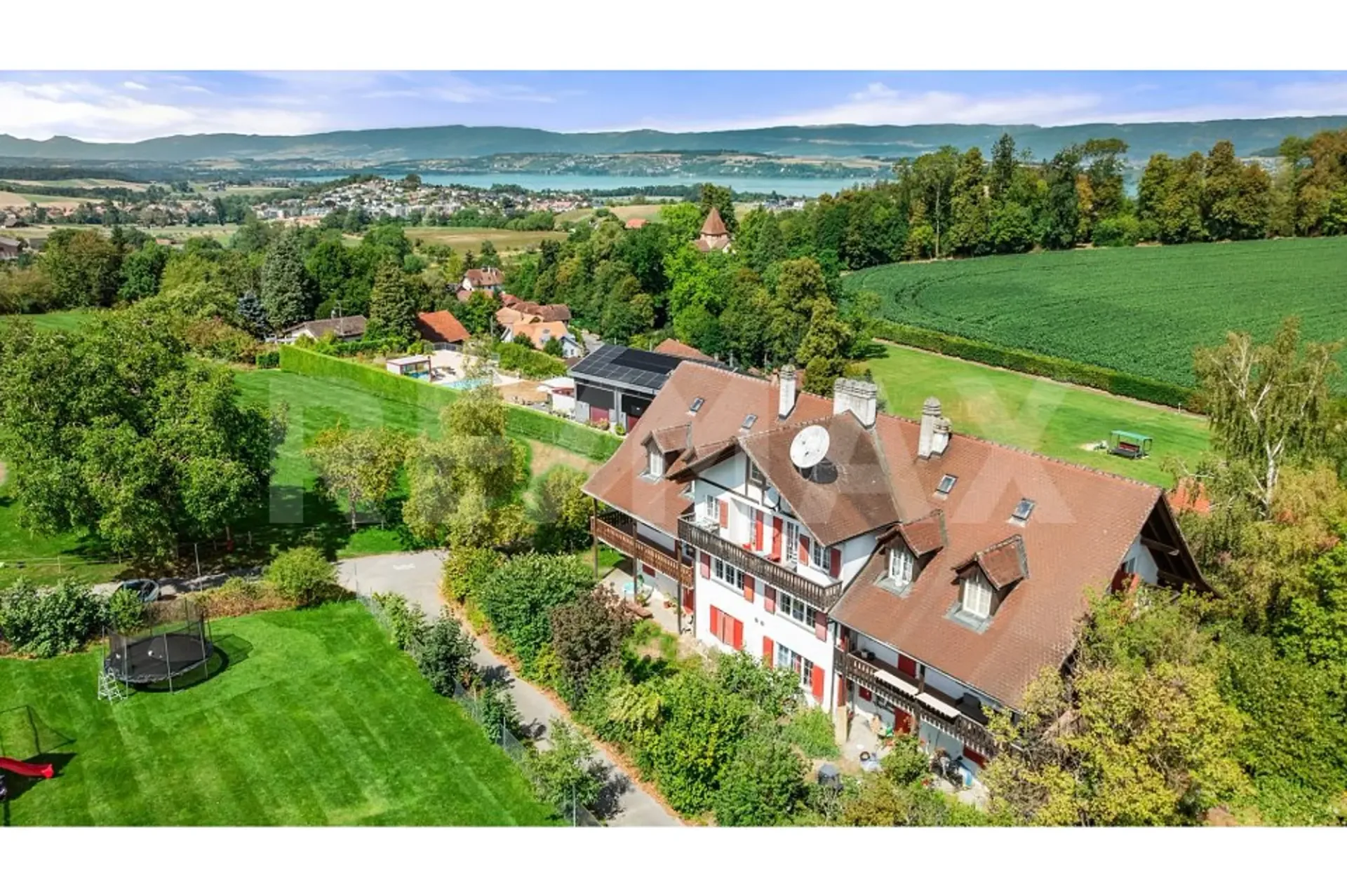 APPARTEMENT RÉNOVÉ DE 4 PIÈCES AVEC BALCON XXL ET CADRE IDYLLIQUE