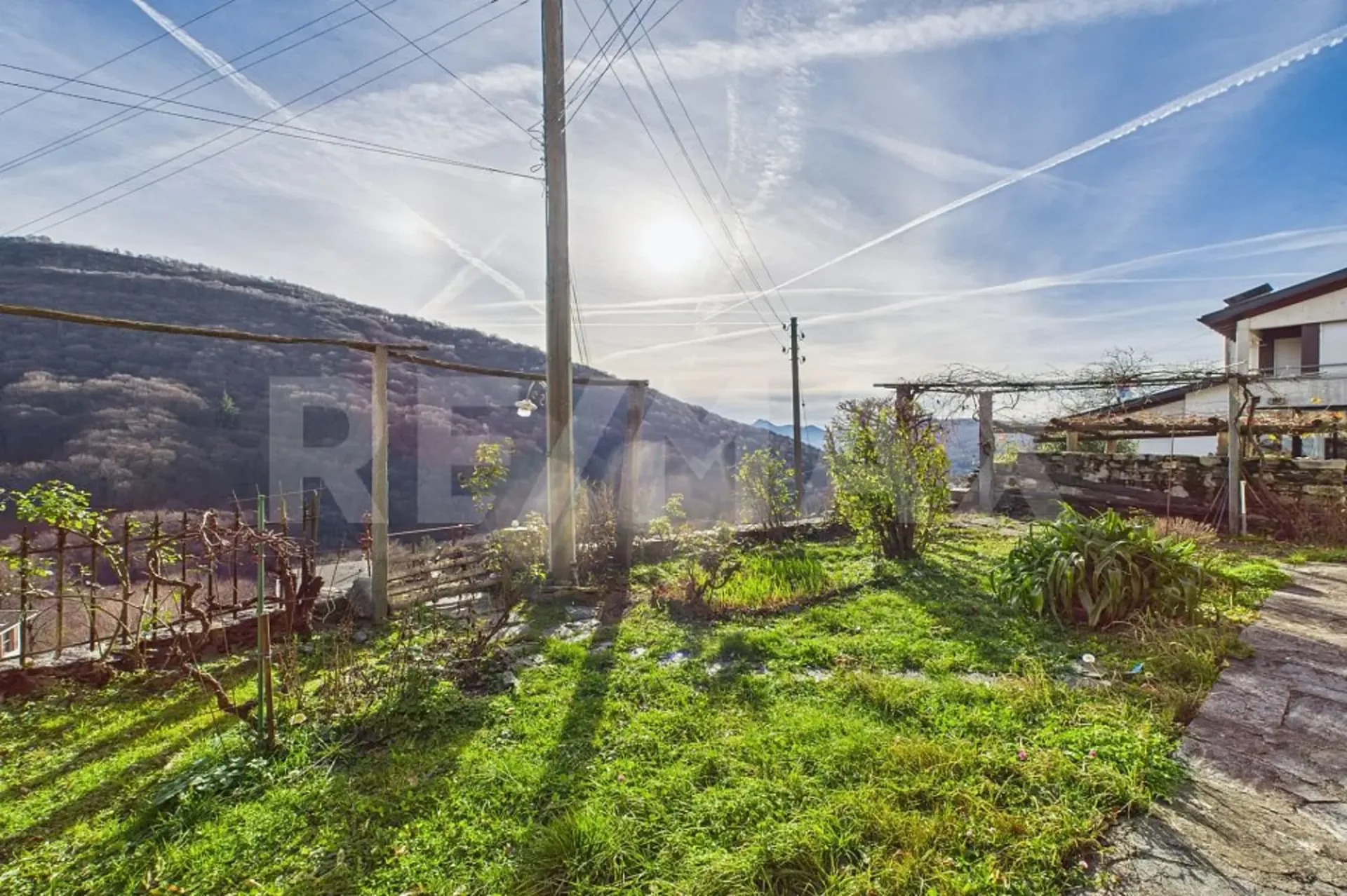 Casa di nucleo con vista sul verde e giardino