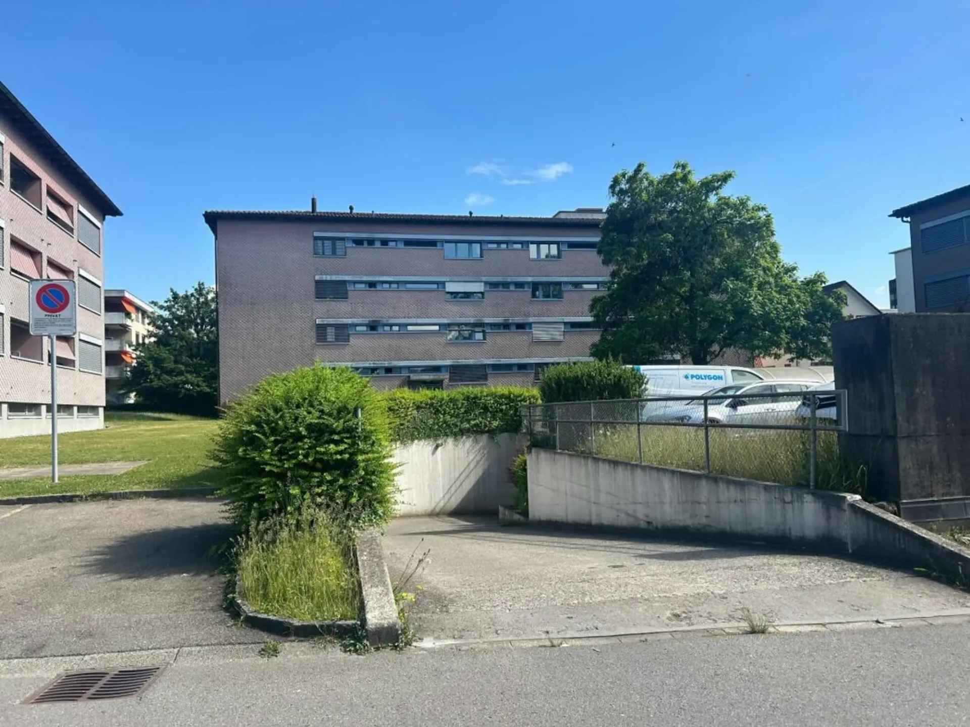 Einstellplätze und Aussenparkplätze zu vermieten