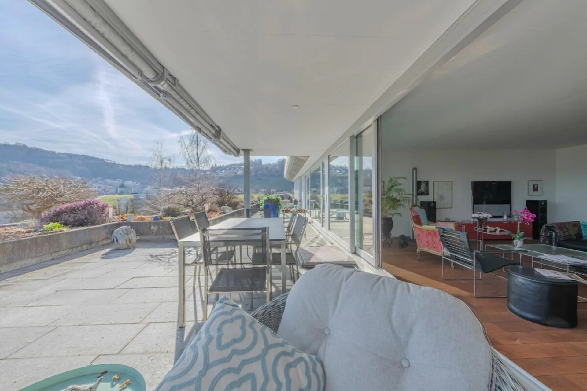 GROSSEN IMMOBILIEN - Exklusives 5.5-Zimmer-Terrassenhaus mit Panorama auf Aaretal und Berner Alpen