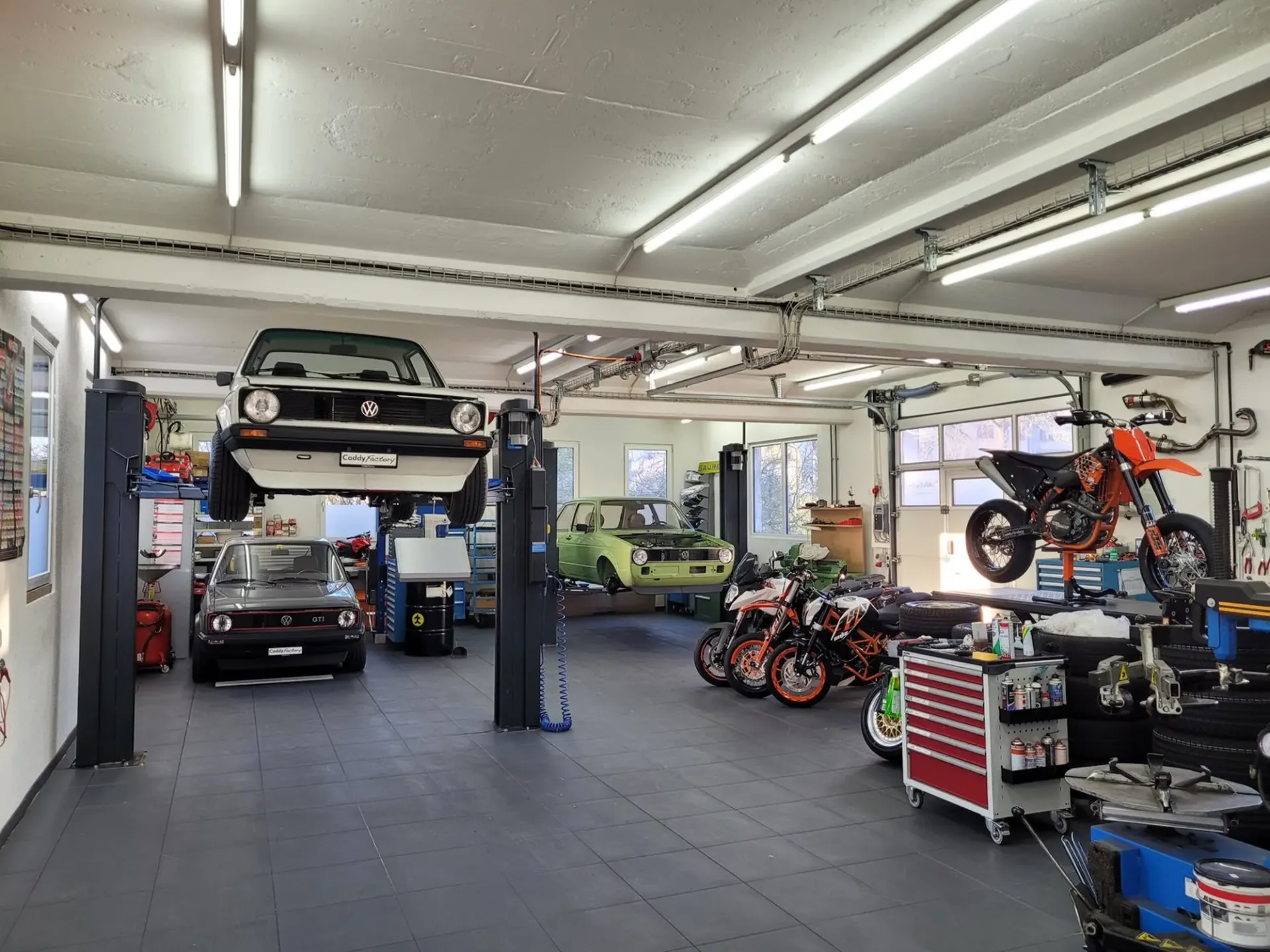 Voll ausgestattete Auto-/Motorradwerkstatt mit 143 m²