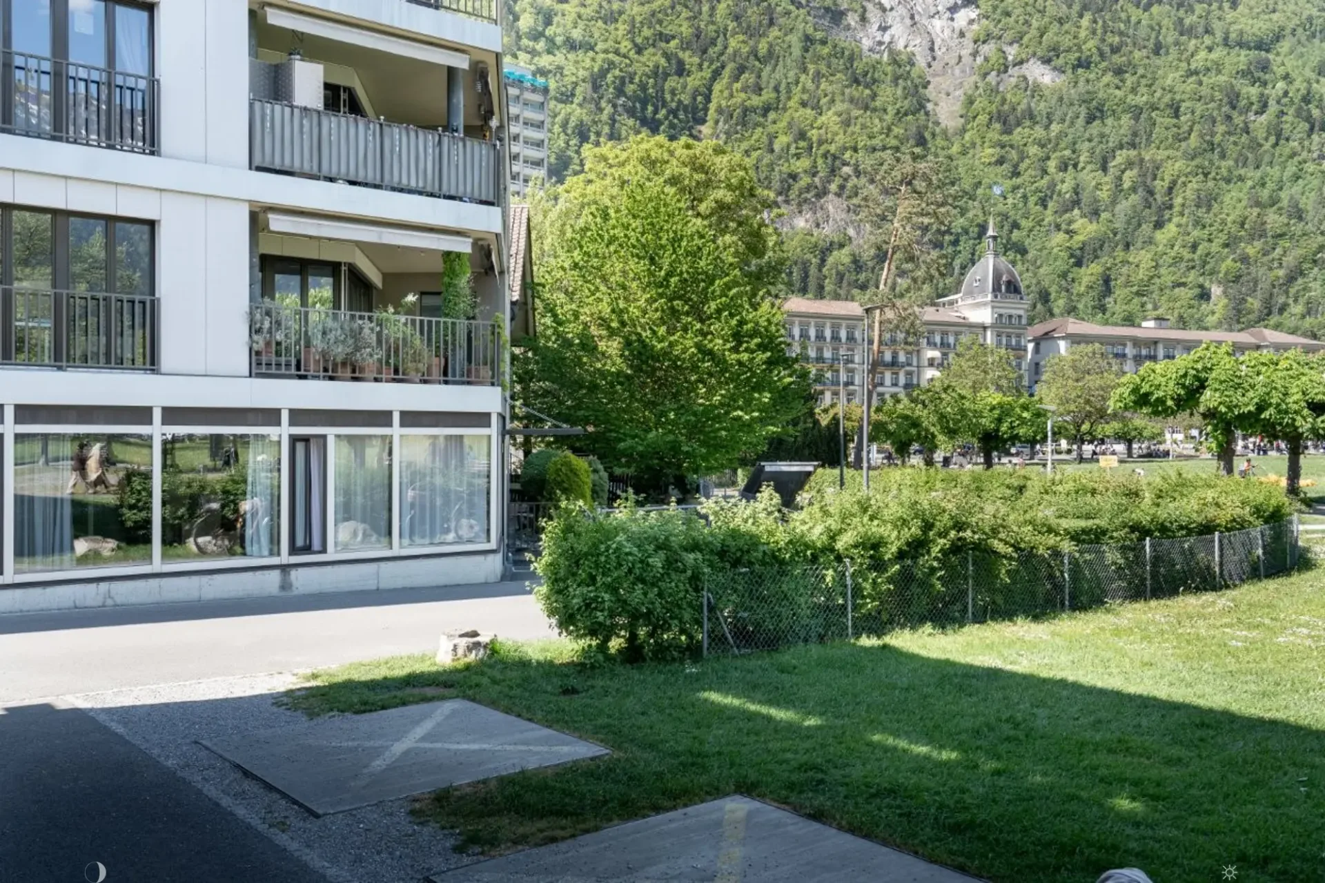 VIELSEITIGE 5-ZIMMER-EINHEIT AN TOPLAGE IN INTERLAKEN – WOHNEN ODER ARBEITEN MIT STIL