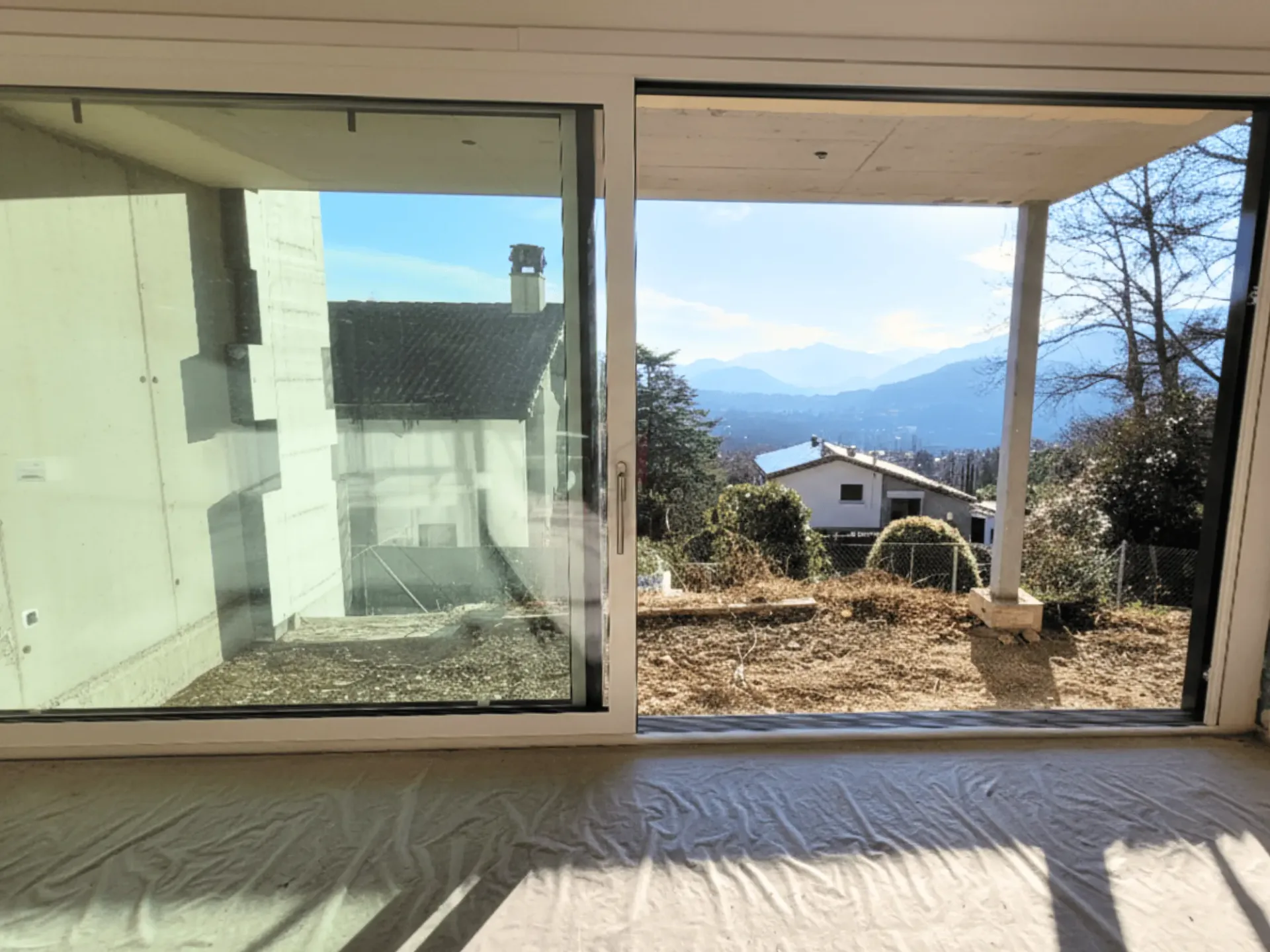 GELEGENHEIT: NEU, IN GRÜNER UMGEBUNG, MIT PANORAMABLICK