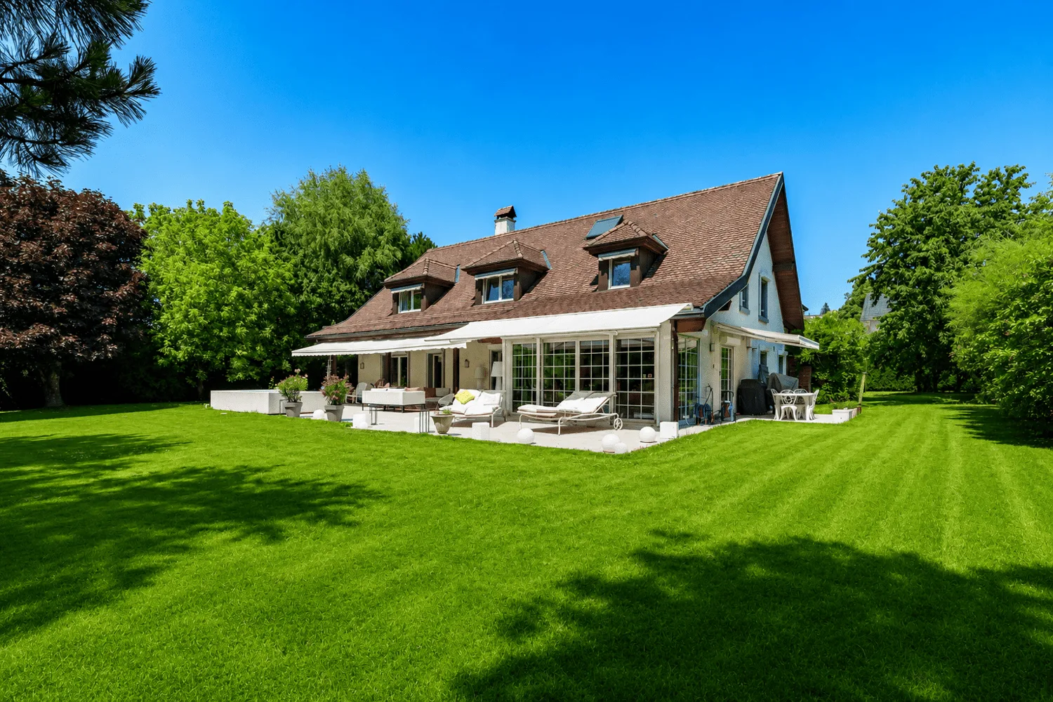 EPALINGES - LUXURY PROPERTY WITH 9 ROOMS + SWIMMING POOL