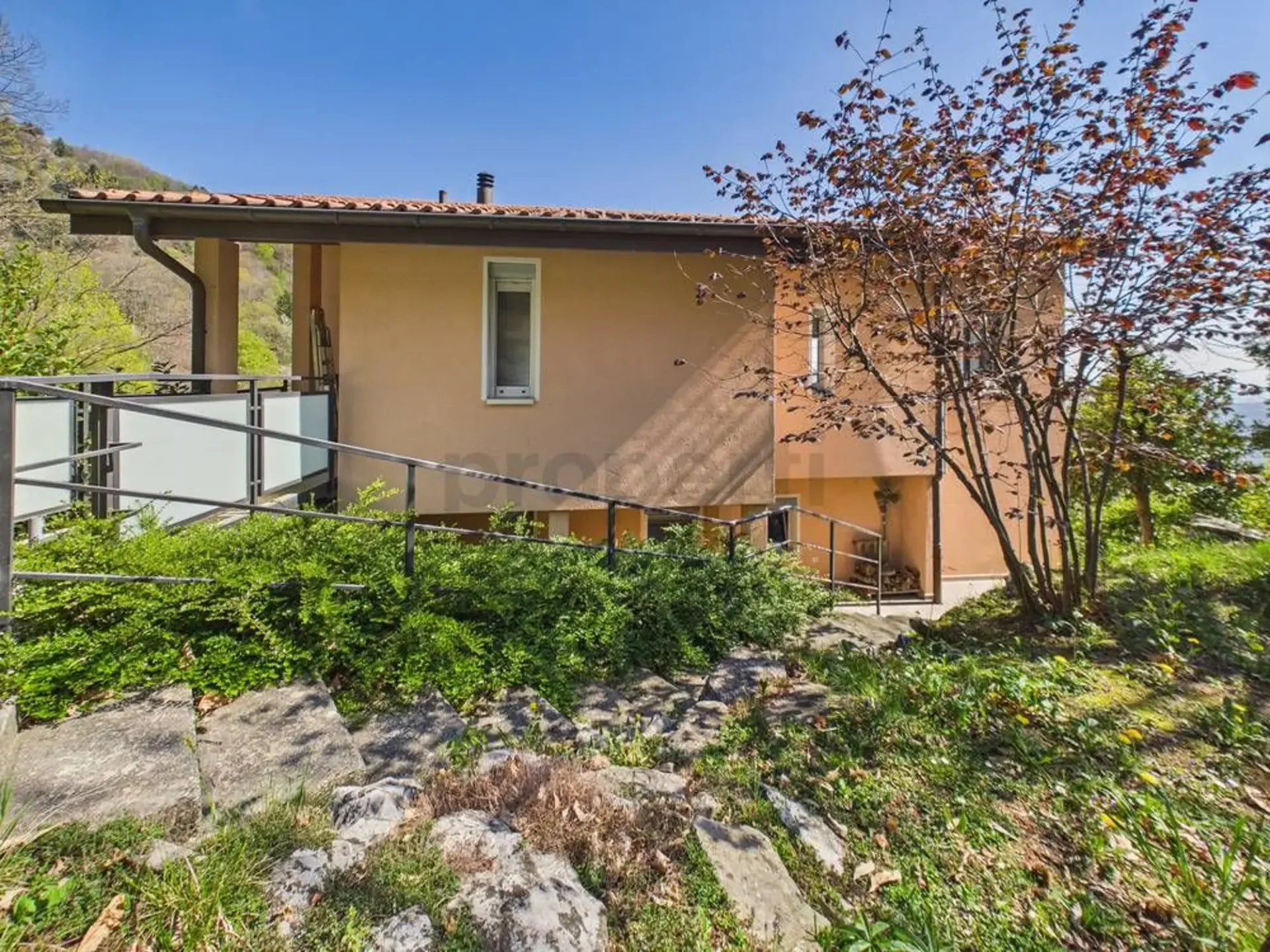 Elegantes Einfamilienhaus mit 6.5 Zimmern, großem Garten und Parkplatz, Breggia