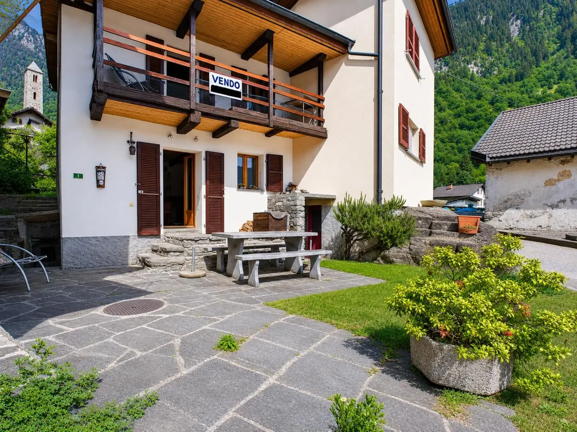 Elegantes 2.5-Zimmer-Reihenhaus mit Balkon, Blenio