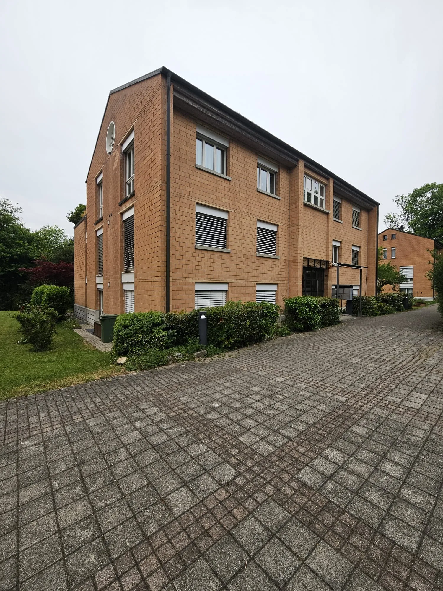 Gut gepflegte 4.5 Zimmerwohnung mit Balkon und schöner Aussicht!