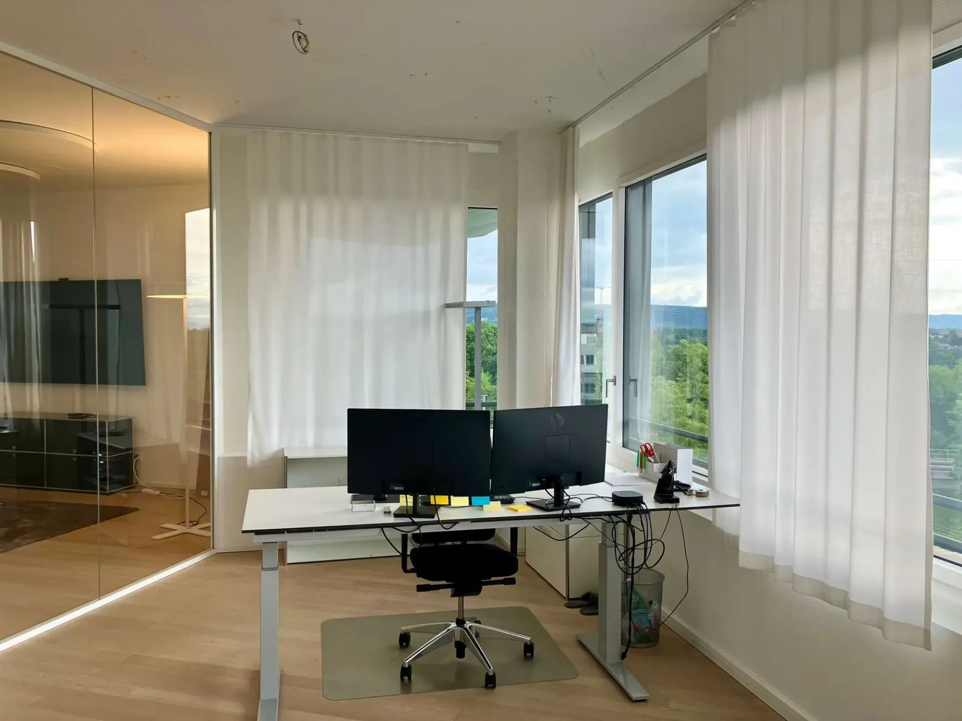 Büroarbeitsplatz unkompliziert ? Plug & Work