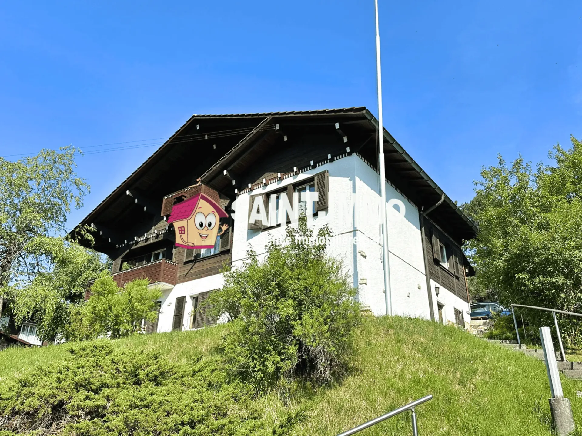 Chalet mit zwei Wohnungen (3 & 6.5 Zimmer) mit baumgesäumtem Garten von 840 m2, Terrasse und Garagen