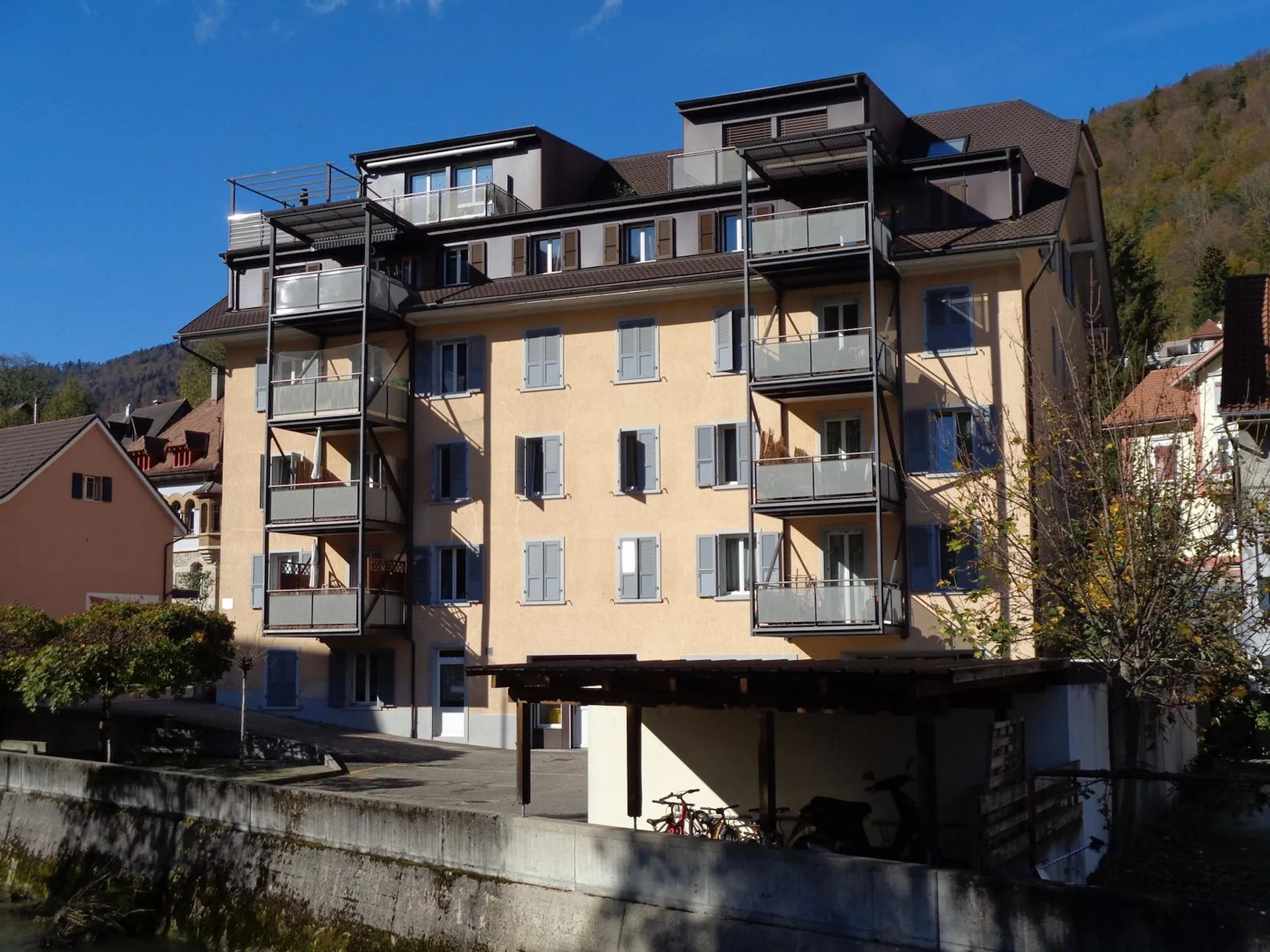 Apartment located between the CFF train station and the city center.