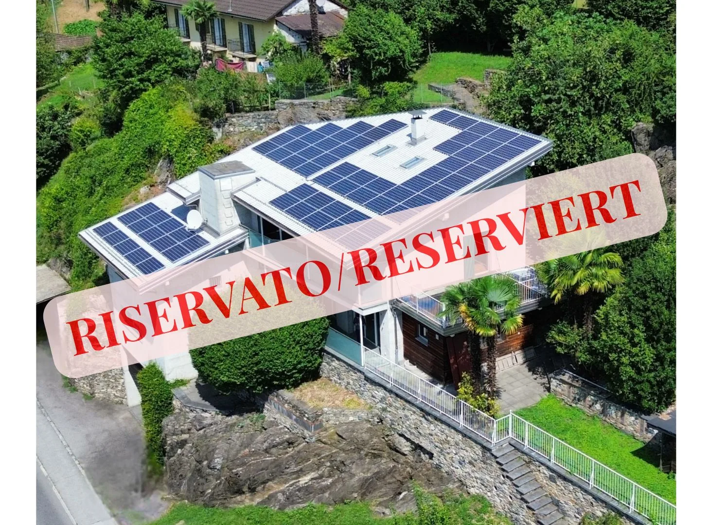 Casa bifamiliare con 5.5 locali + 2 locali, ampio terreno privato, 4 posti auto e pannelli solari