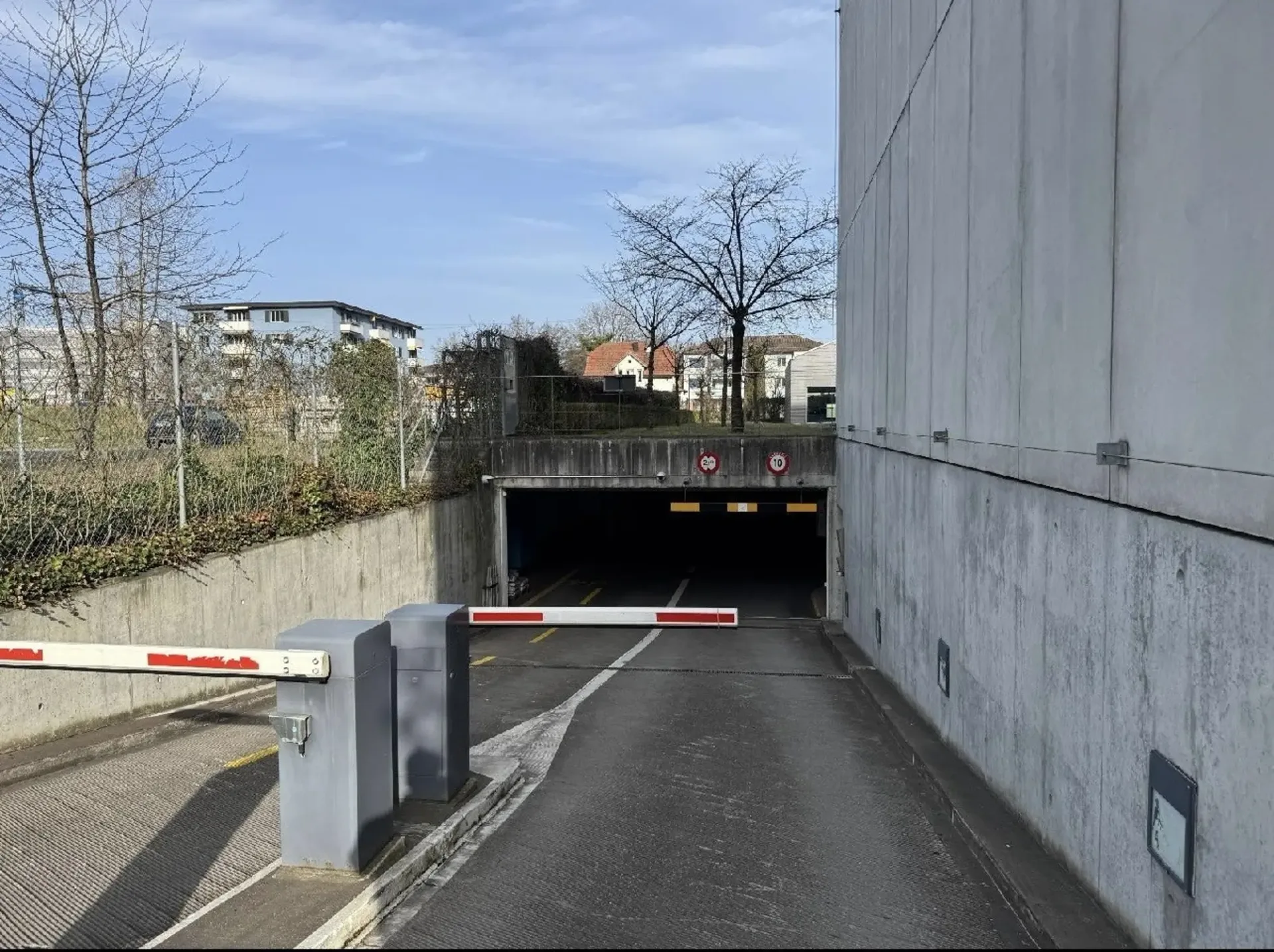 TIEFGARAGEN PARKPLÄTZE IN ADLISWIL, ZÜRICH / AB 1.- CHF/H / AB 160.- CHF/MONAT