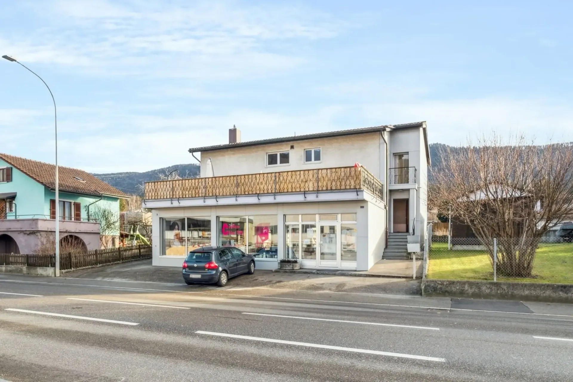 Gebäude mit 2 Wohnungen, 1 Friseursalon, einem Baugrundstück